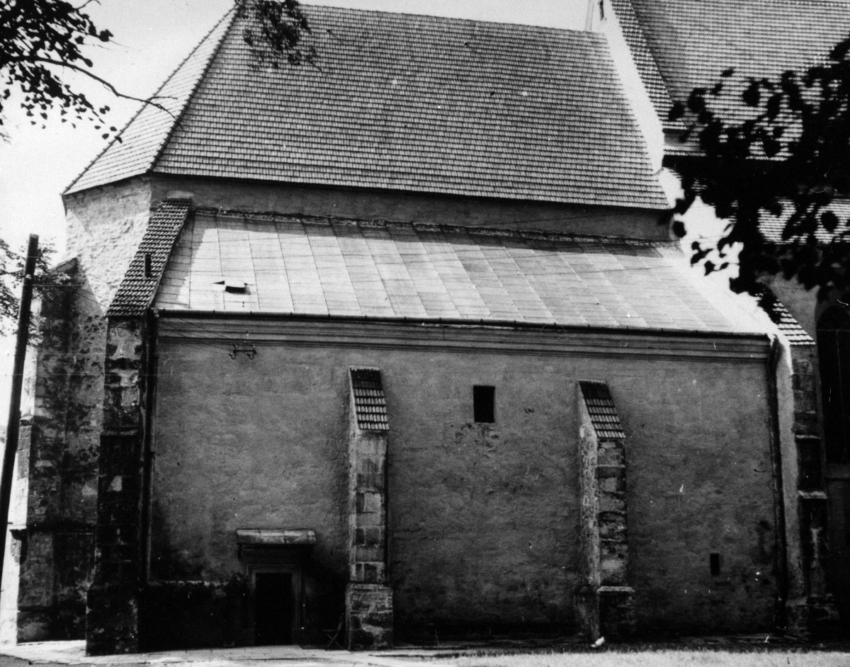 kościół pw. Niepokalanego Poczęcia Najświętszej Maryi Panny i Bożego Ciała - elewacja północna - fragment z prezbiterium, skan 1