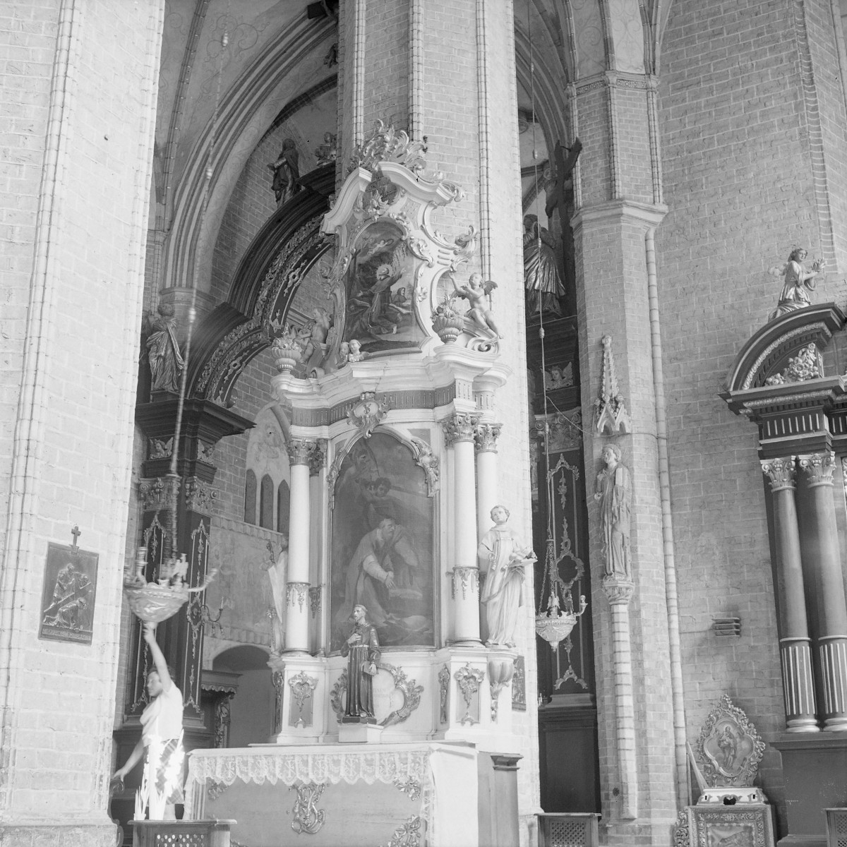 kościół pw. Wniebowzięcia Najświętszej Maryi Panny - wnętrze - nawa główna - ołtarz boczny, skan 1