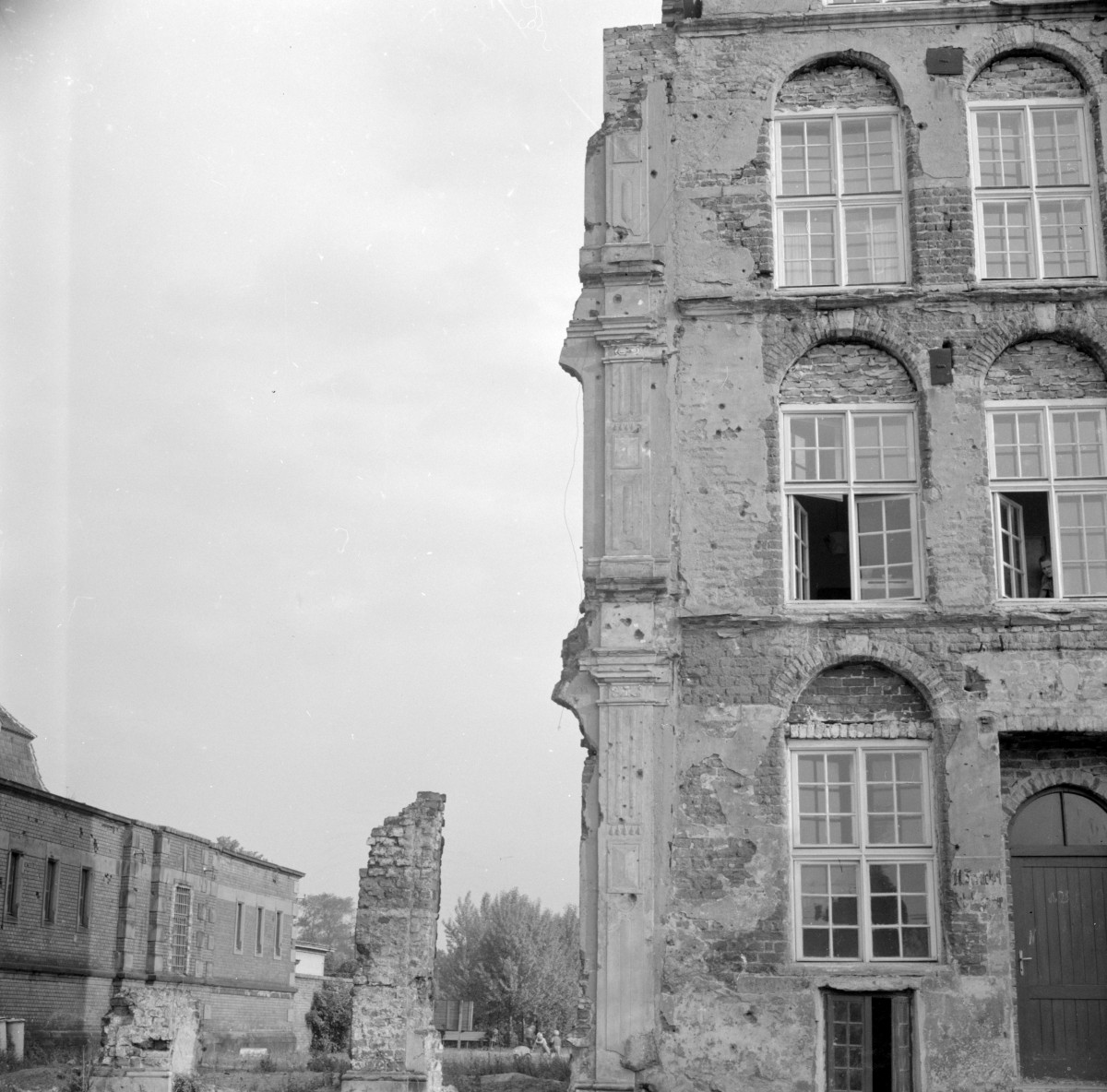 kamienica ul. Linki 35 - fragment ruin w okolicy domu nr 35, skan 1