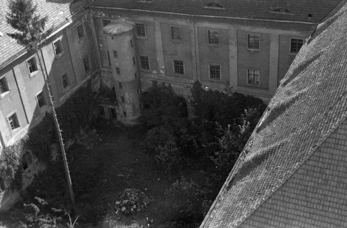 opactwo Cystersów - dziedziniec - widok z wiezy kościelnej, skan 1