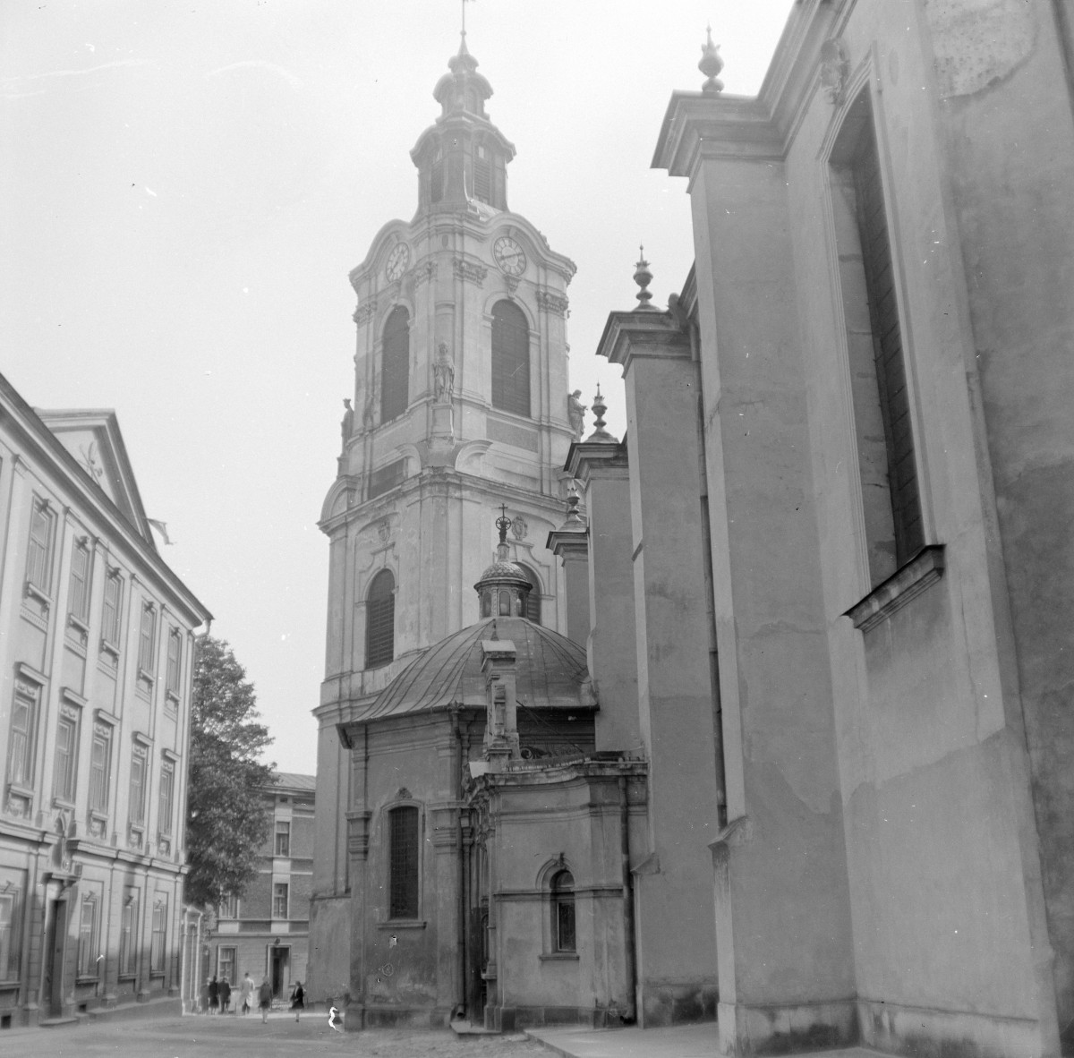 kościół pw. Wniebowzięcia Najświętszej Maryi Panny i św. Jana Chrzciciela - dzwonnica oraz kaplica Drohojowskich, skan 1