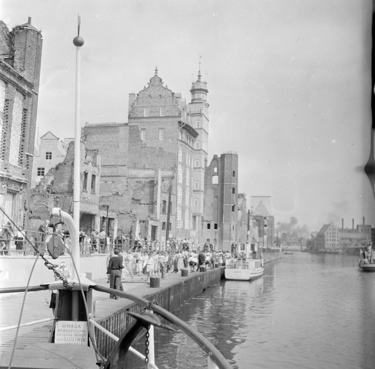Długie Pobrzeże - odbudowany Dom Towarzystwa Przyrodniczego i fragment Bramy Mariackiej, skan 1