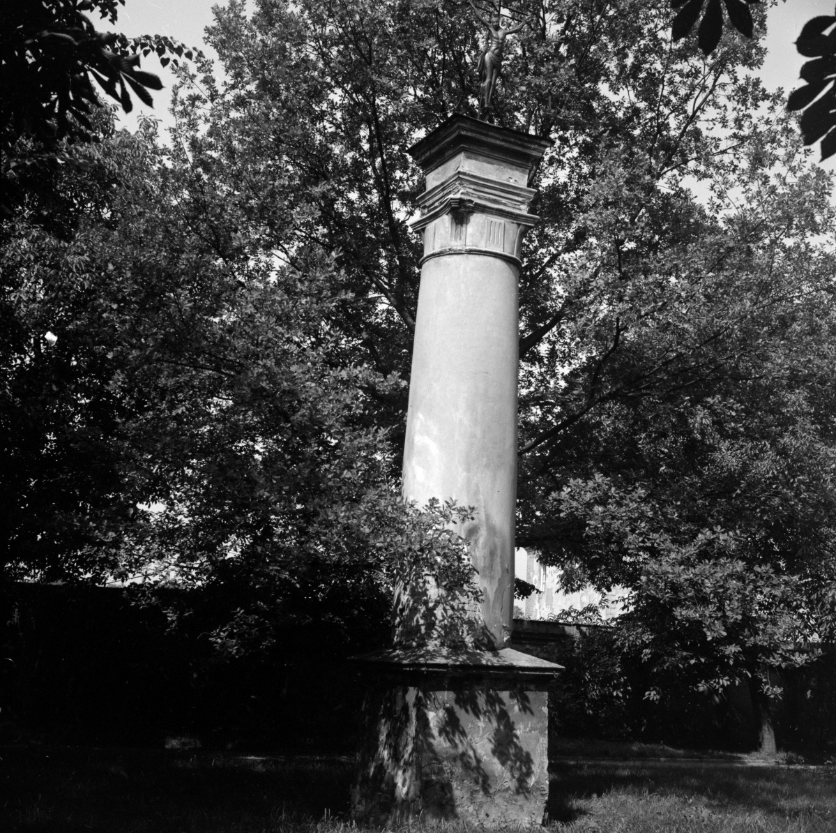 kościół klasztorny jezuitów pw. Nawiedzenia NMP - kolumna z krucyfiksem na dziedzińcu kościelnym, skan 1