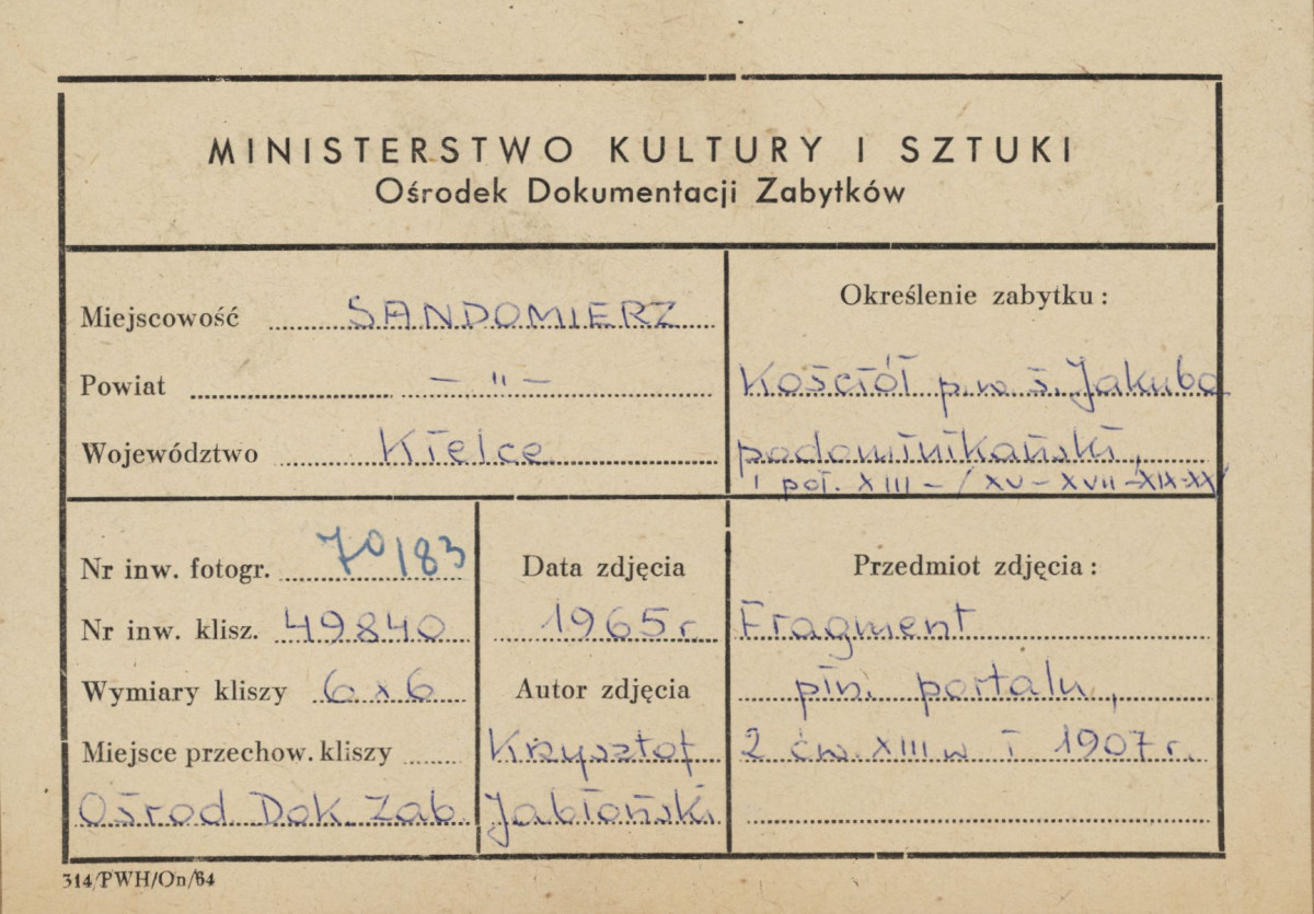  Zespół klasztorny Dominikanów - fragment głównego portalu kościoła - metryczka, skan 1