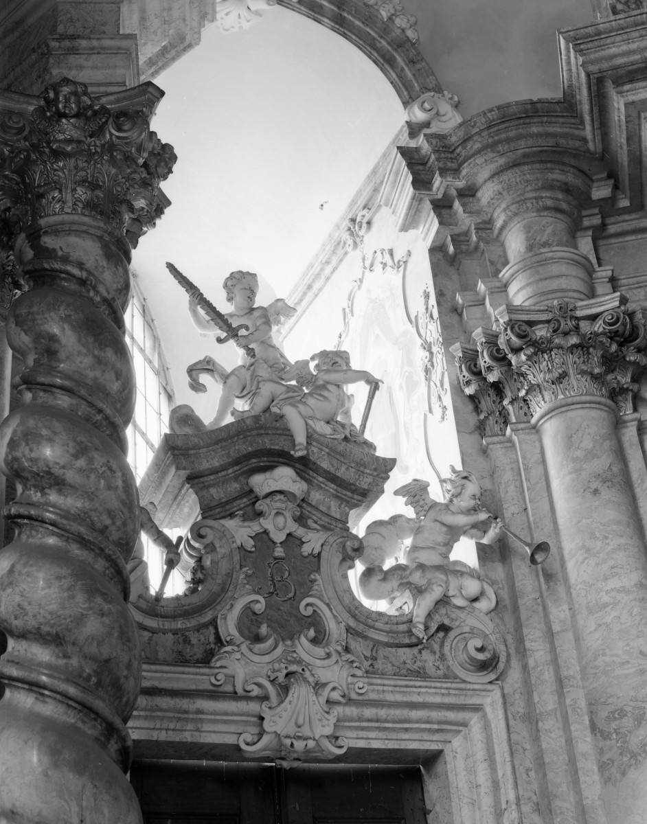 mauzoleum Piastów Świdnickich przy kościele pw. Wniebowzięcia Najświętszej Marii Panny  - wnętrze - zwieńczenie portalu, skan 1