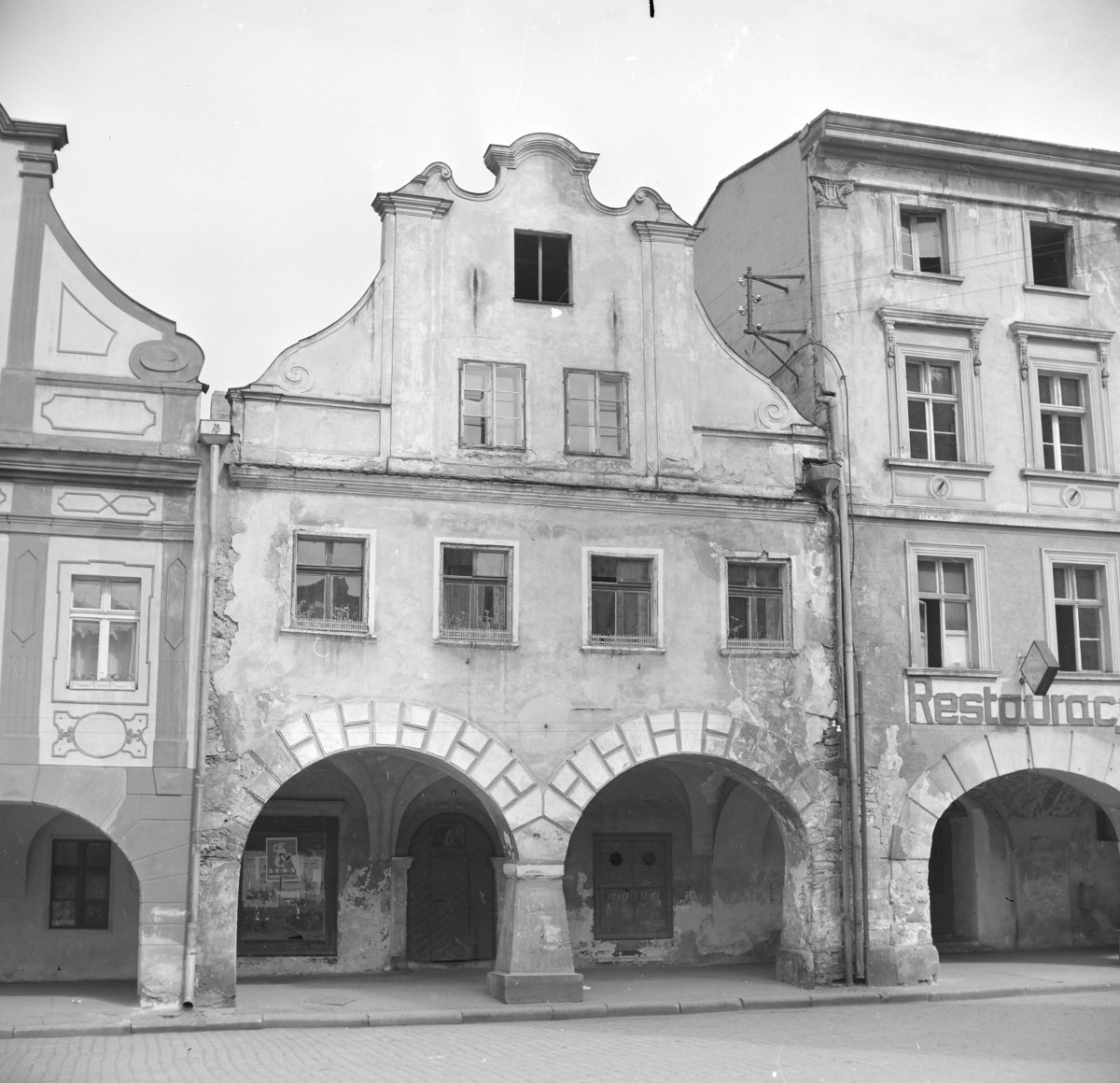 Zabudowa miejska na rynku. Pierzeja. Elewacja kamienicy. Podcienie. Renesansowy szczyt., skan 1