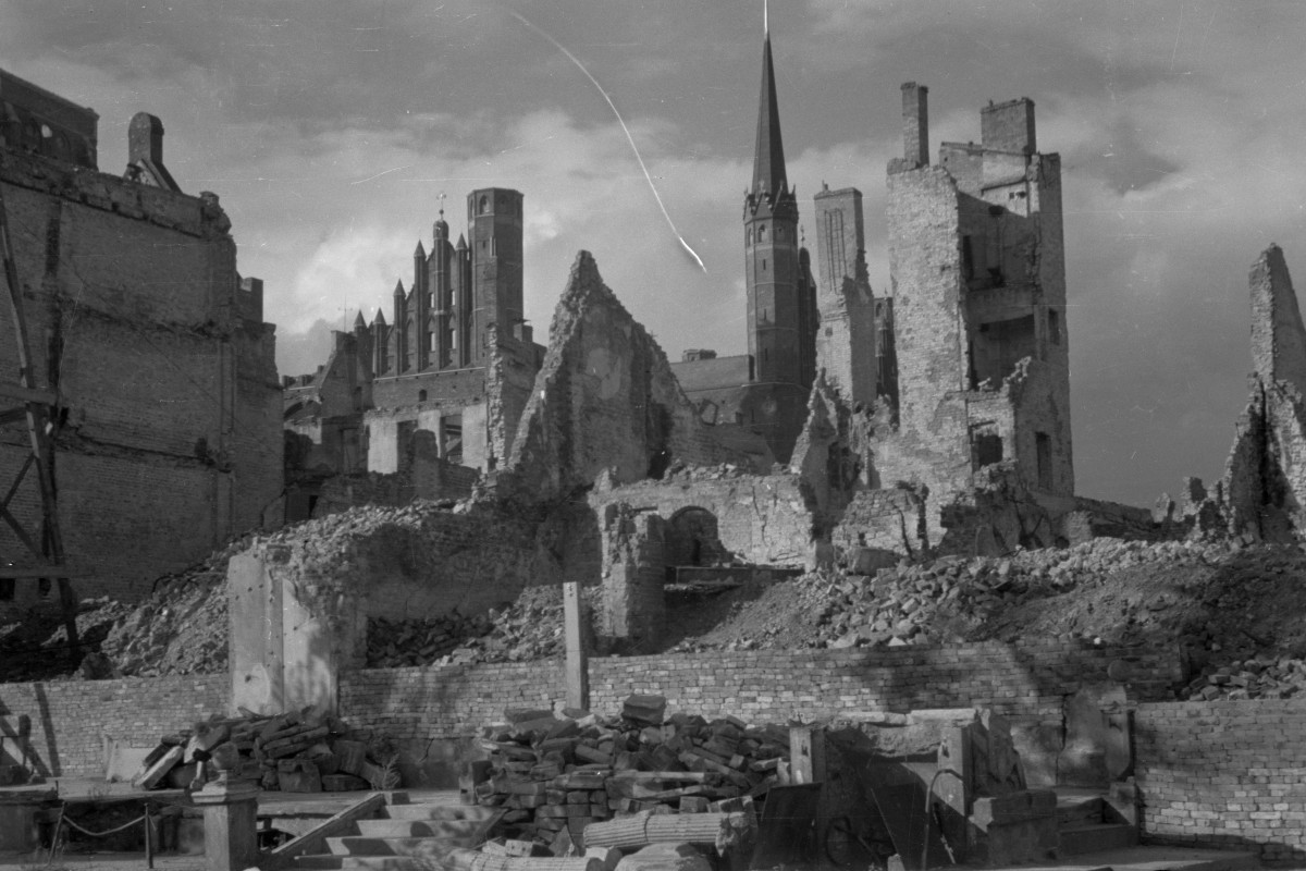 ulica Długi Targ i kościół NMP - widok ruin, skan 1