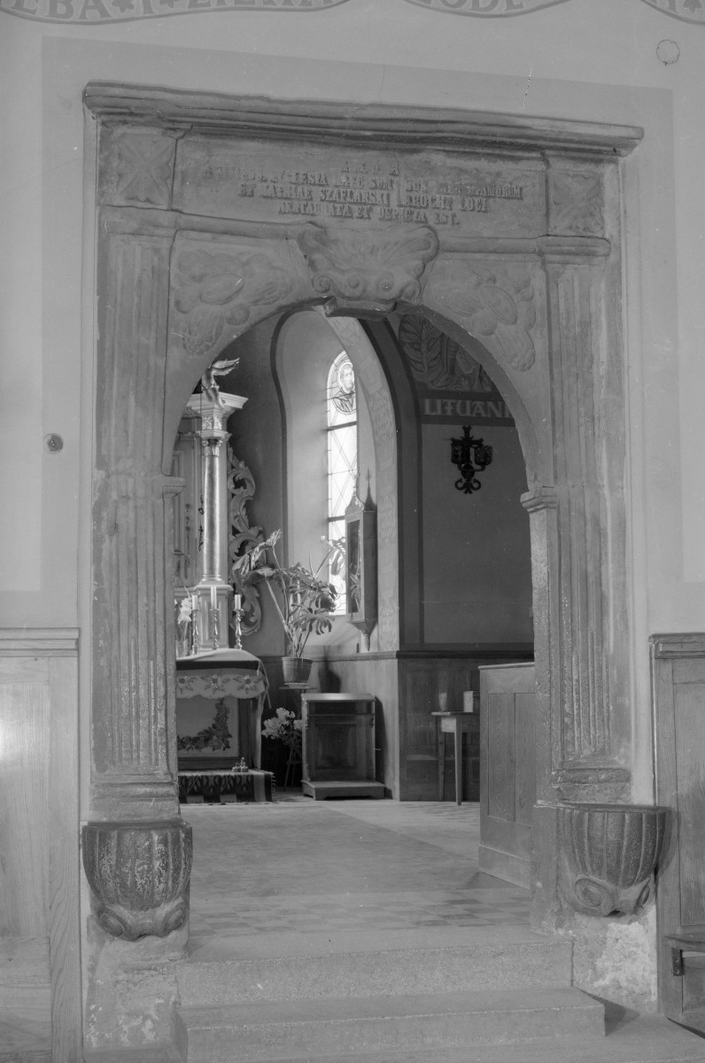 Kościół św. Jana Chrzciciela - wnętrze: portal do kaplicy, skan 1