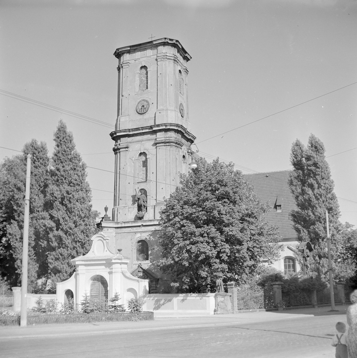 kościół parafialny pw. św. Maurycego -widok ogólny, skan 1