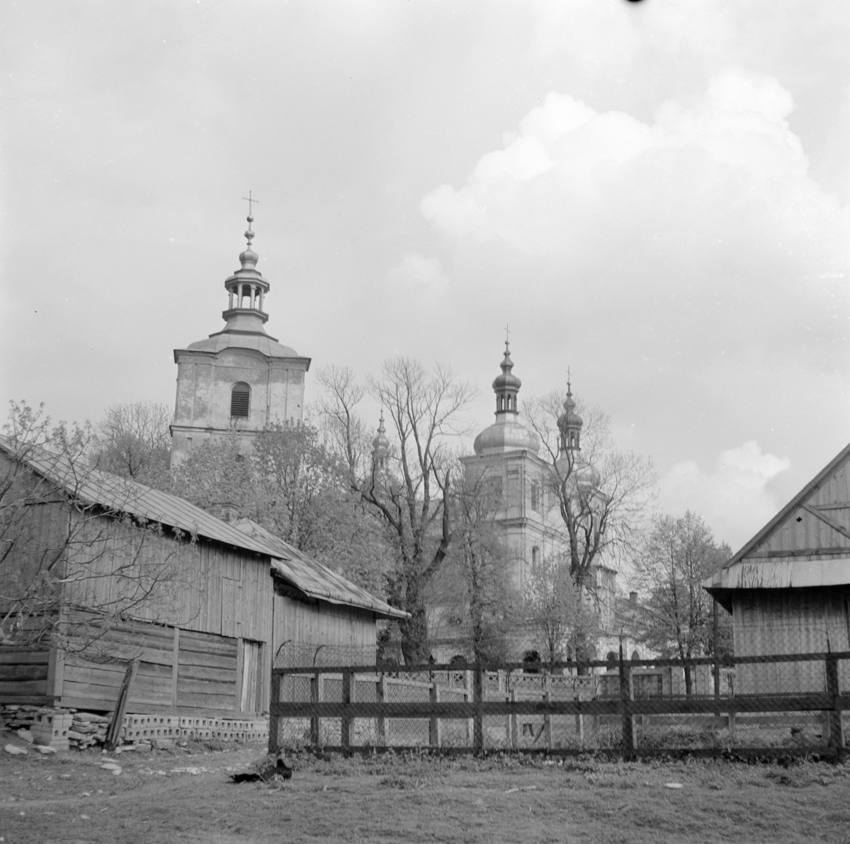 kościół klasztorny - widok ogólny, wieże, skan 1