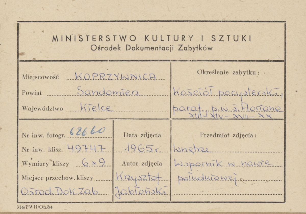 Zespół klasztorny - kościół, wnętrze , widok na wspornik łuku  - metryczka, skan 1