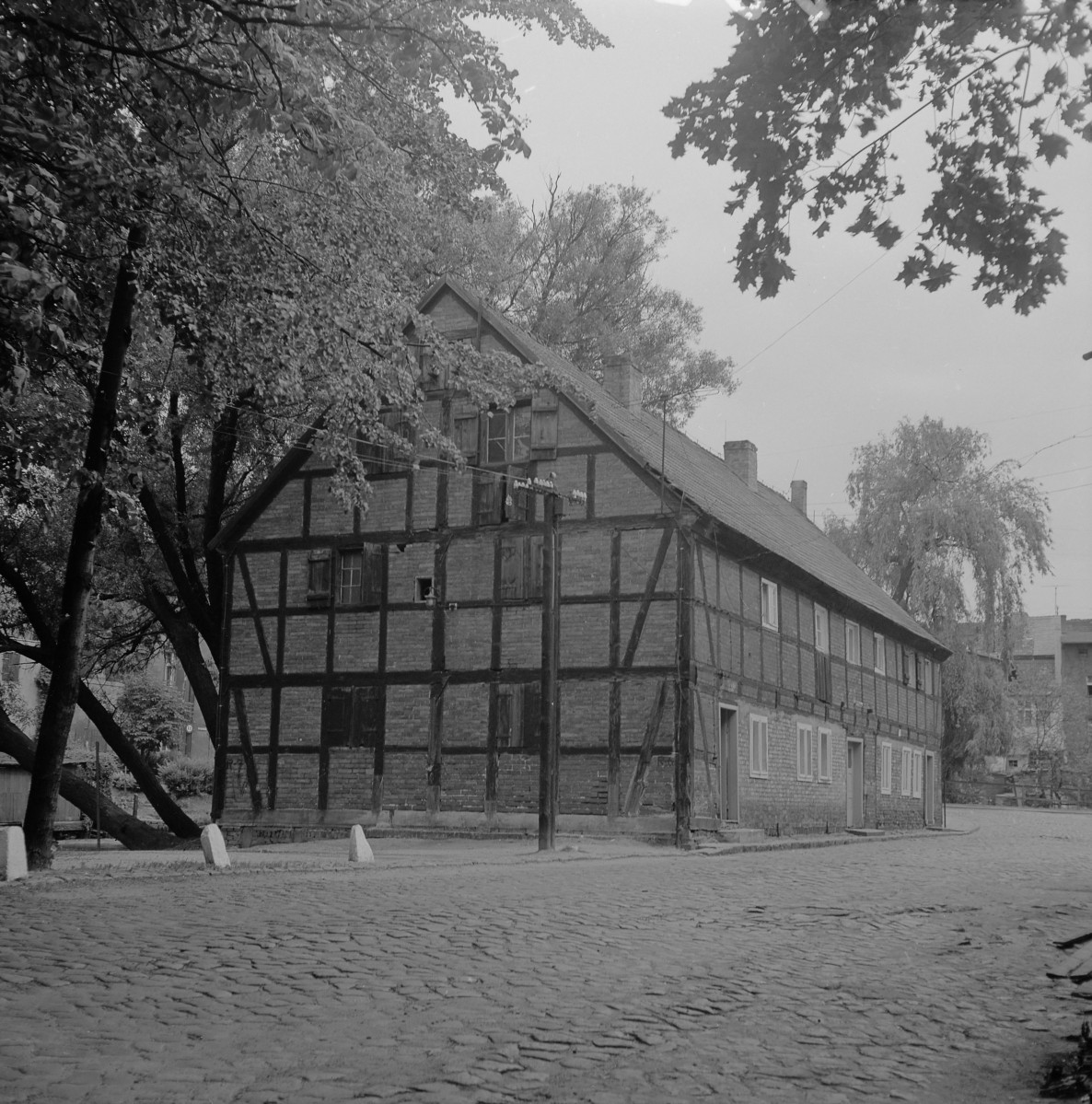 Dom - zabudowa miejska, elewacja szachulcowa, skan 1