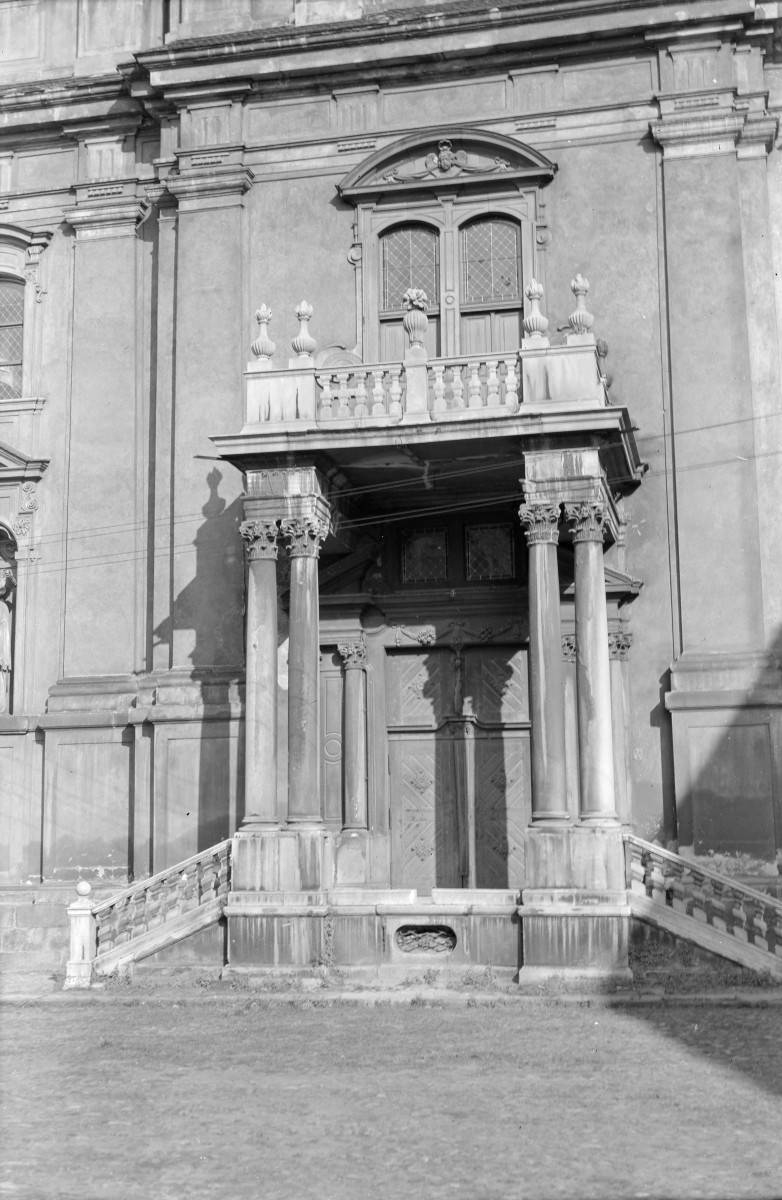 kościół, ob. filialny pw. Wniebowzięcia Najświętszej Marii Panny - portal główny, skan 1