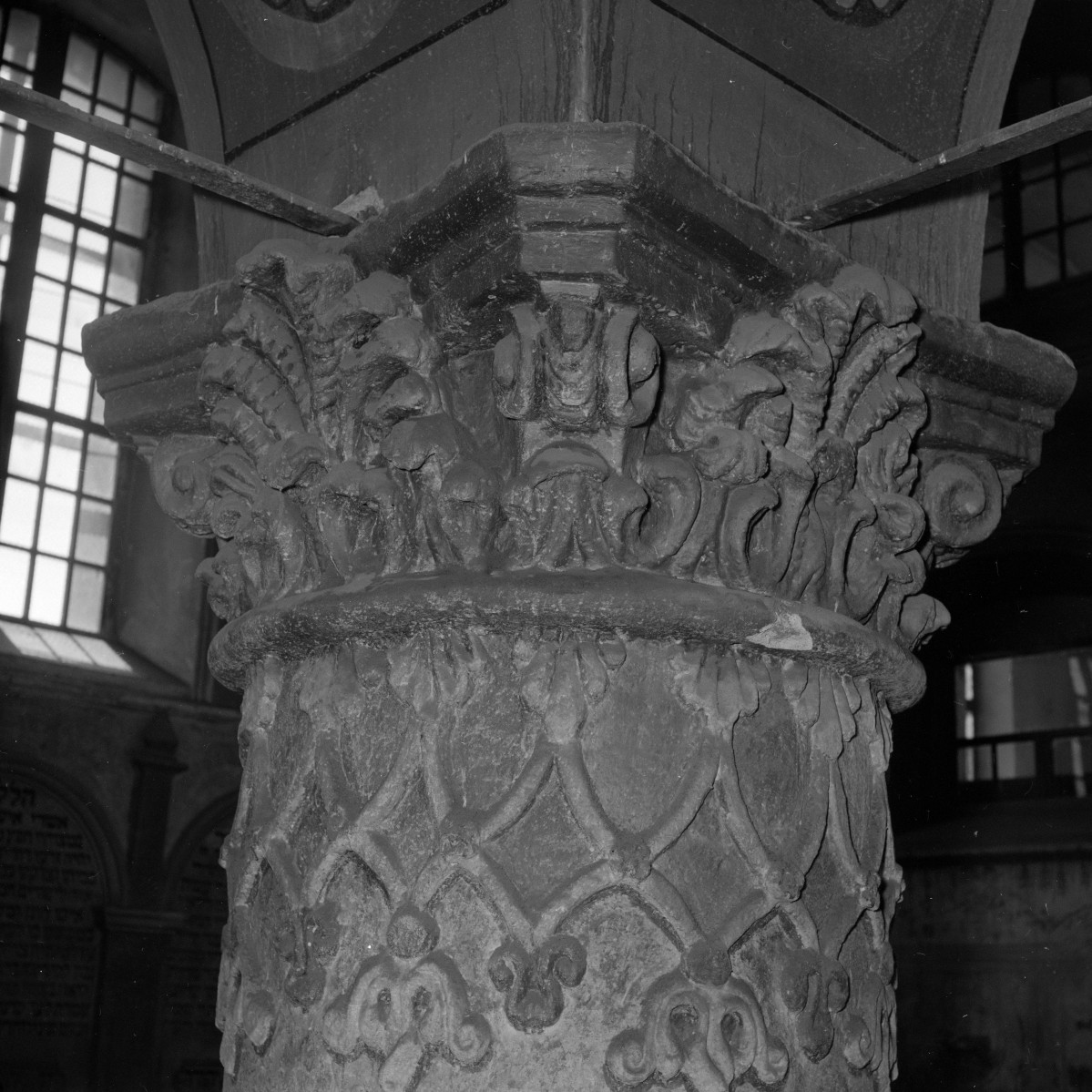 synagoga - wnętrze, głowica kolumny w bimie, skan 1