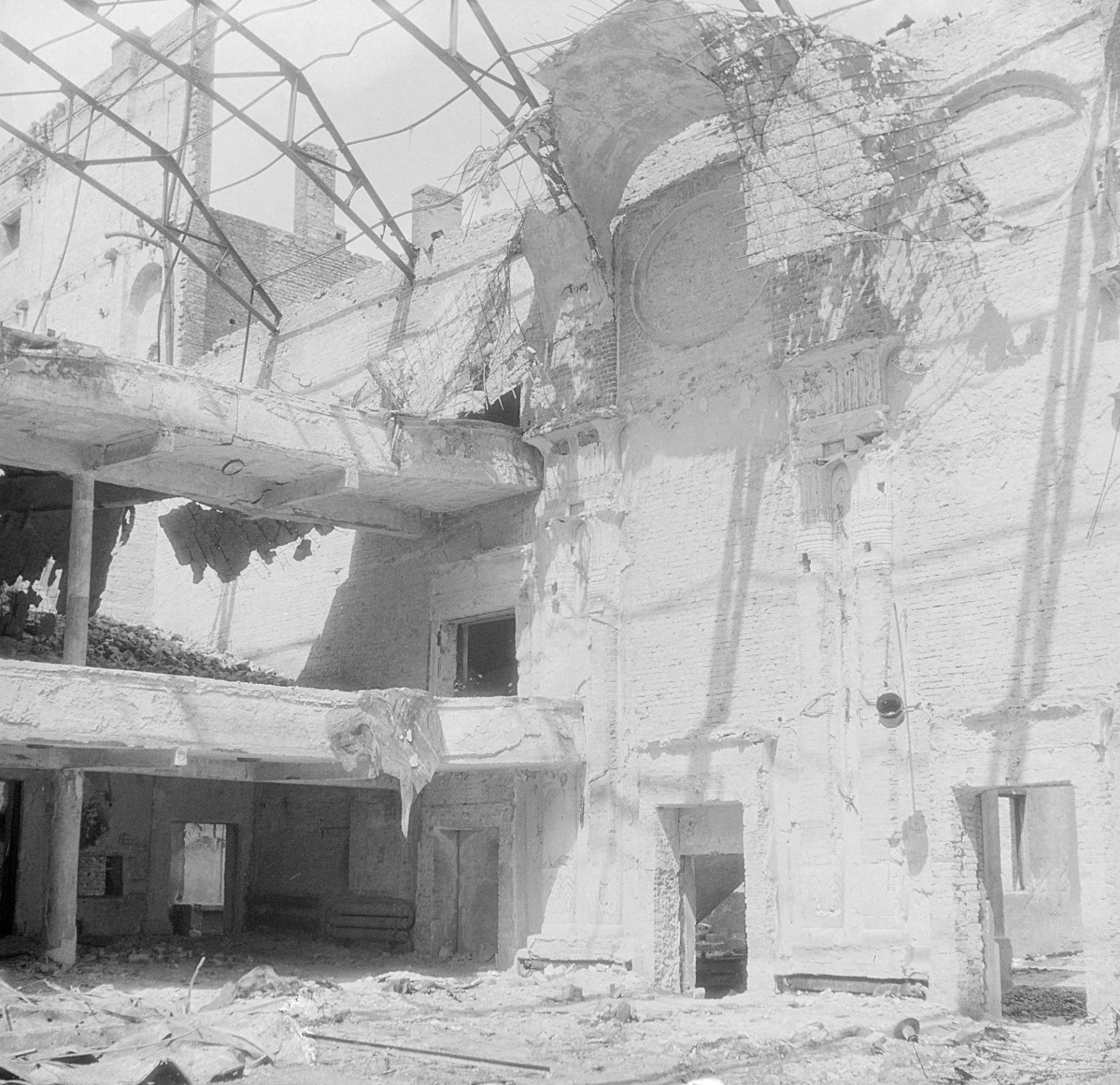 Galeria Luxemburga. Wnętrze. Zniszczone kino "Splendid" przemianowane później na "Sfinks"., skan 1