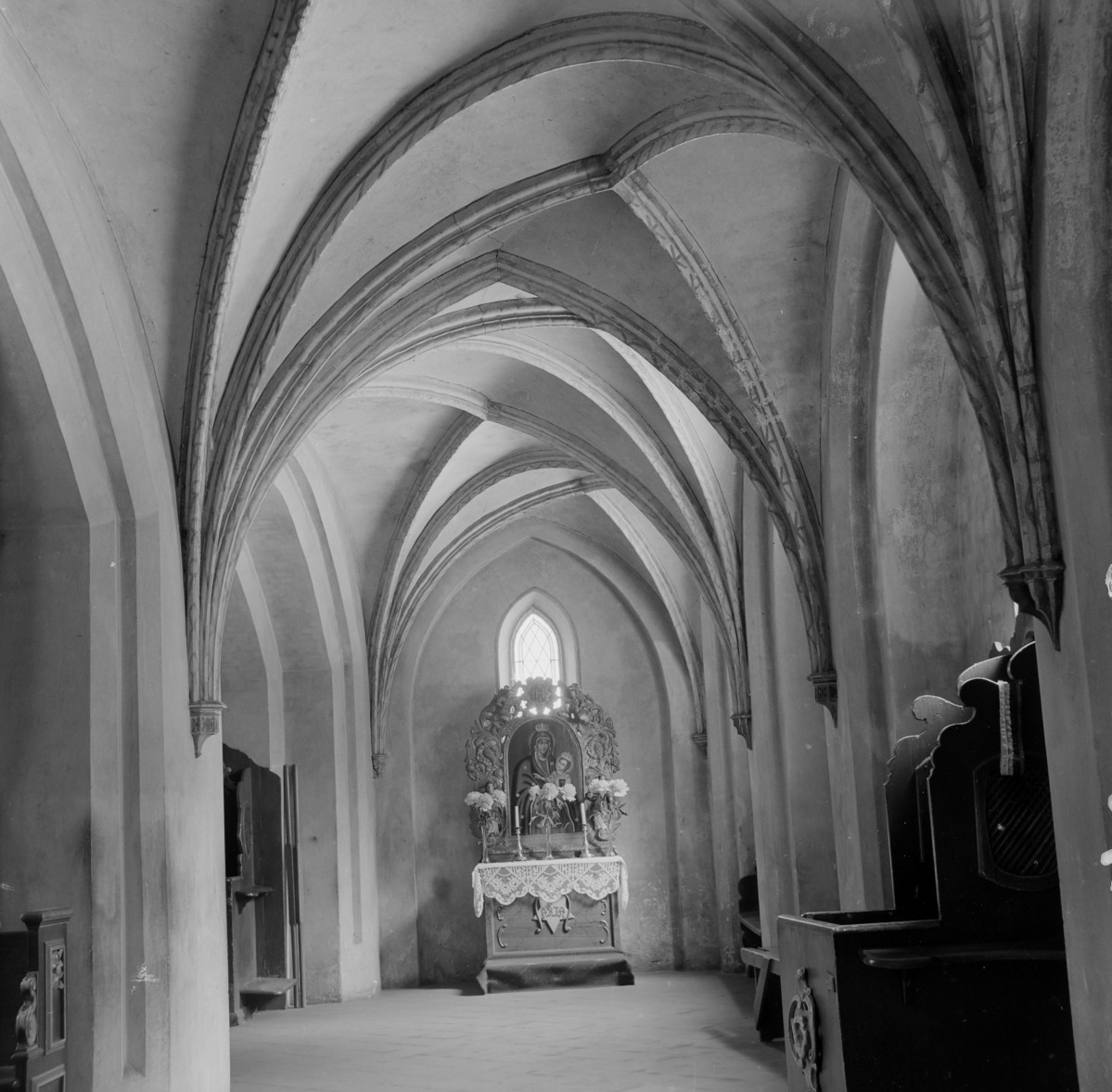 kościół parafialny pw. św. Mateusza - wnętrze: fragment prawej nawy, widok w kierunku wschodnim, skan 1
