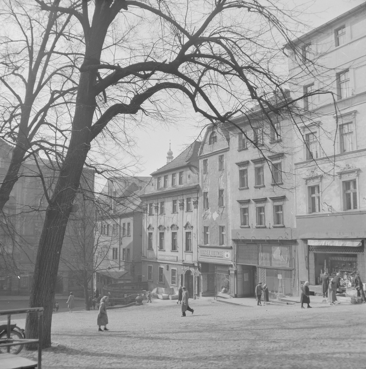 Zabudowa miejska. Elewacje frontowe kamienic, plac. Mieszkańcy., skan 1