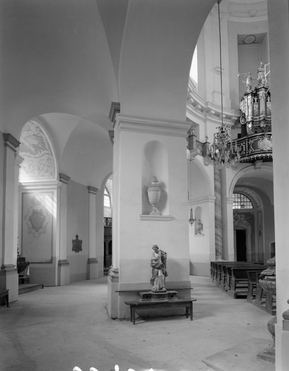 kościół kolegiacki pw. św. Józefa - wnętrze: fragment, skan 1