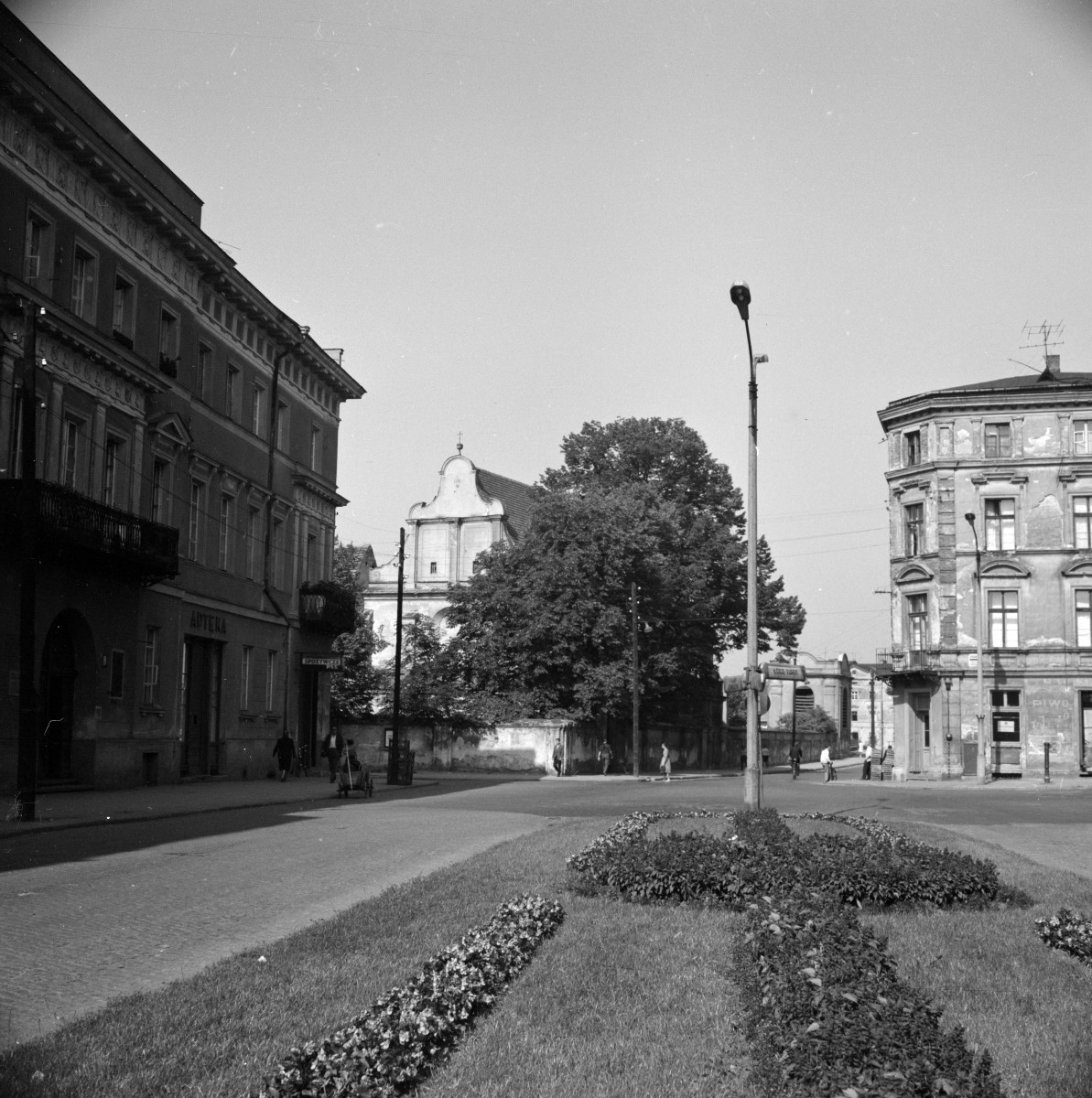 kościół klasztorny jezuitów pw. Nawiedzenia NMP - elewacja ,szczyt i plac , skan 1