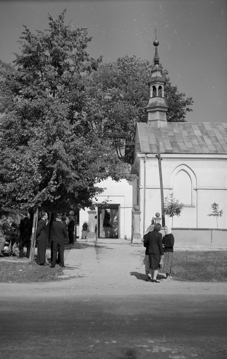 kościół parafialny pw. św. Andrzeja - fragment od południa, skan 1