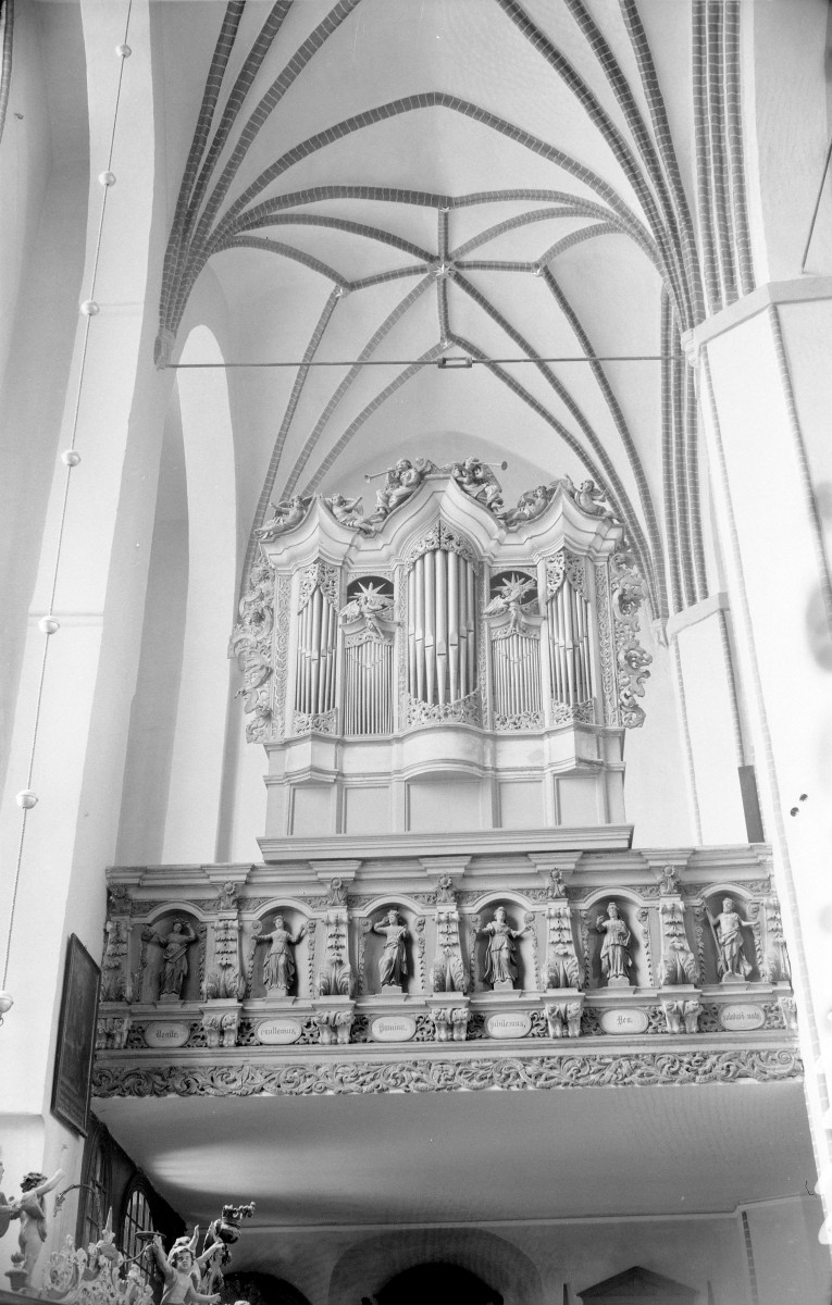 Kościół św. Mikołaja - nawa boczna lewa, empora i prospekt organowy. , skan 1