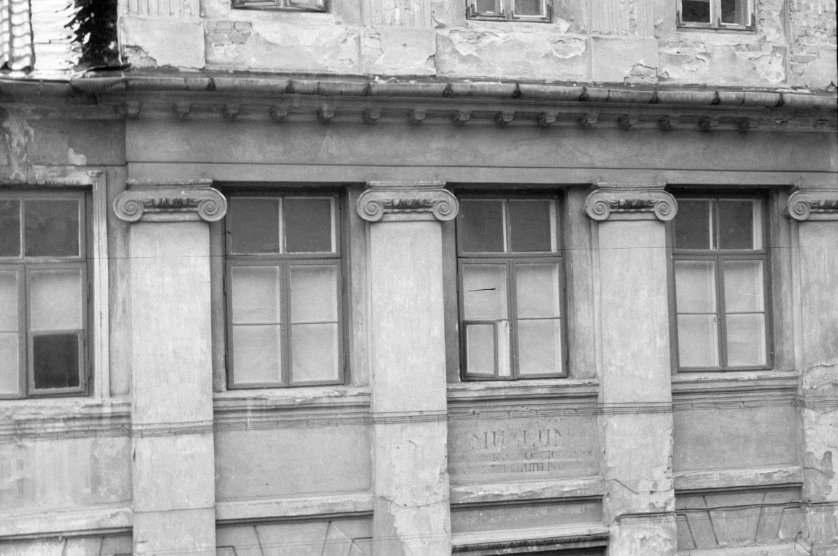 kamienica - detal architektoniczny, kapitel joński, skan 1