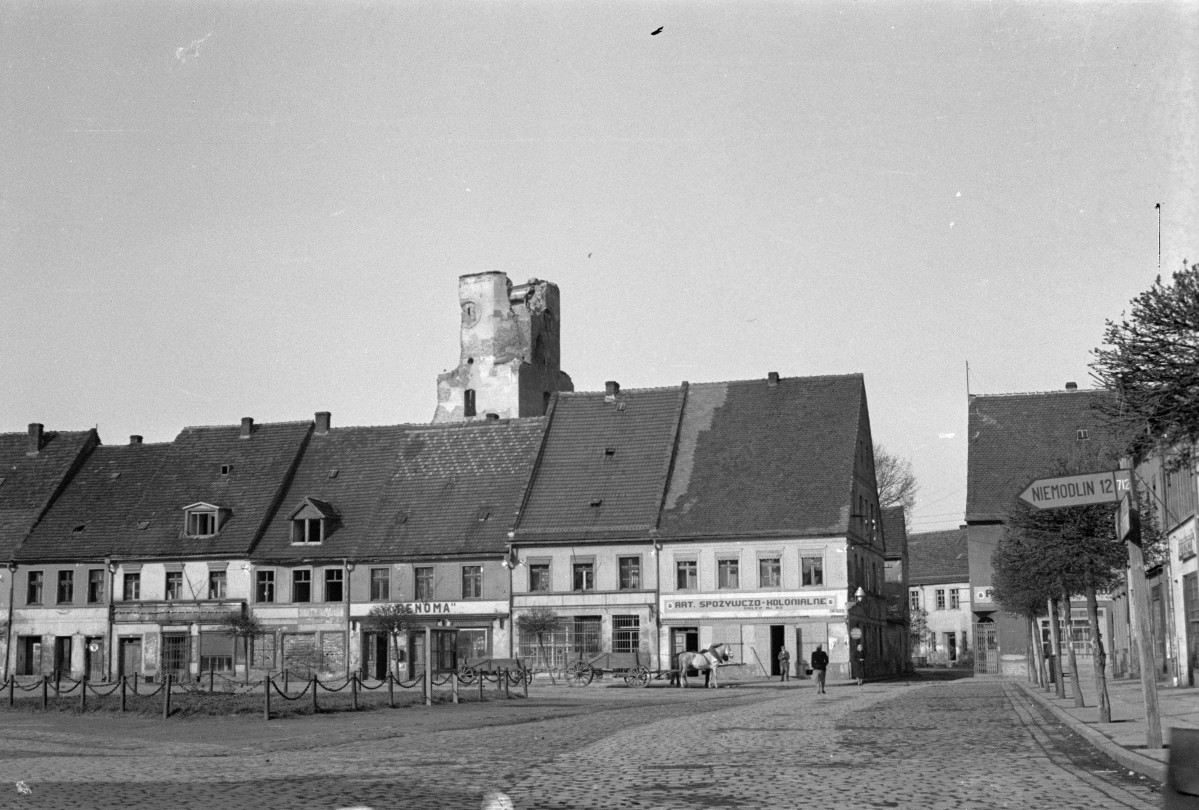 zachodnia pierzeja rynku z widocznymi ruinami kościoła pw. św. Piotra i Pawła, skan 1