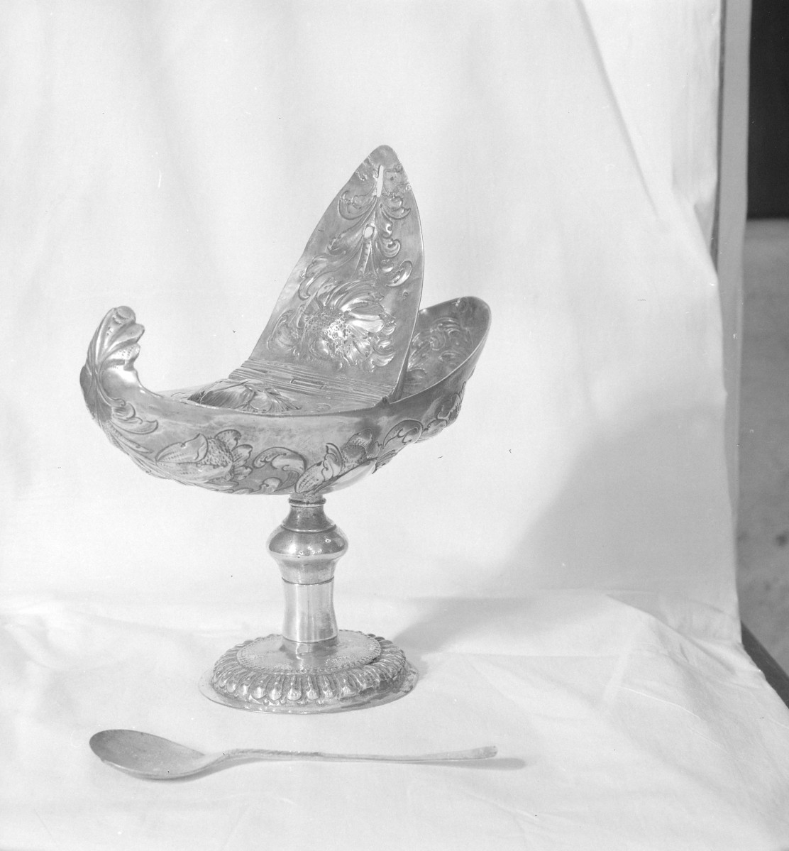 kościół pw. Wniebowzięcia Najświętszej Maryi Panny - zbiory - łódka na kadzidło /złotnik: P. Detloff/ z XVII w., skan 1