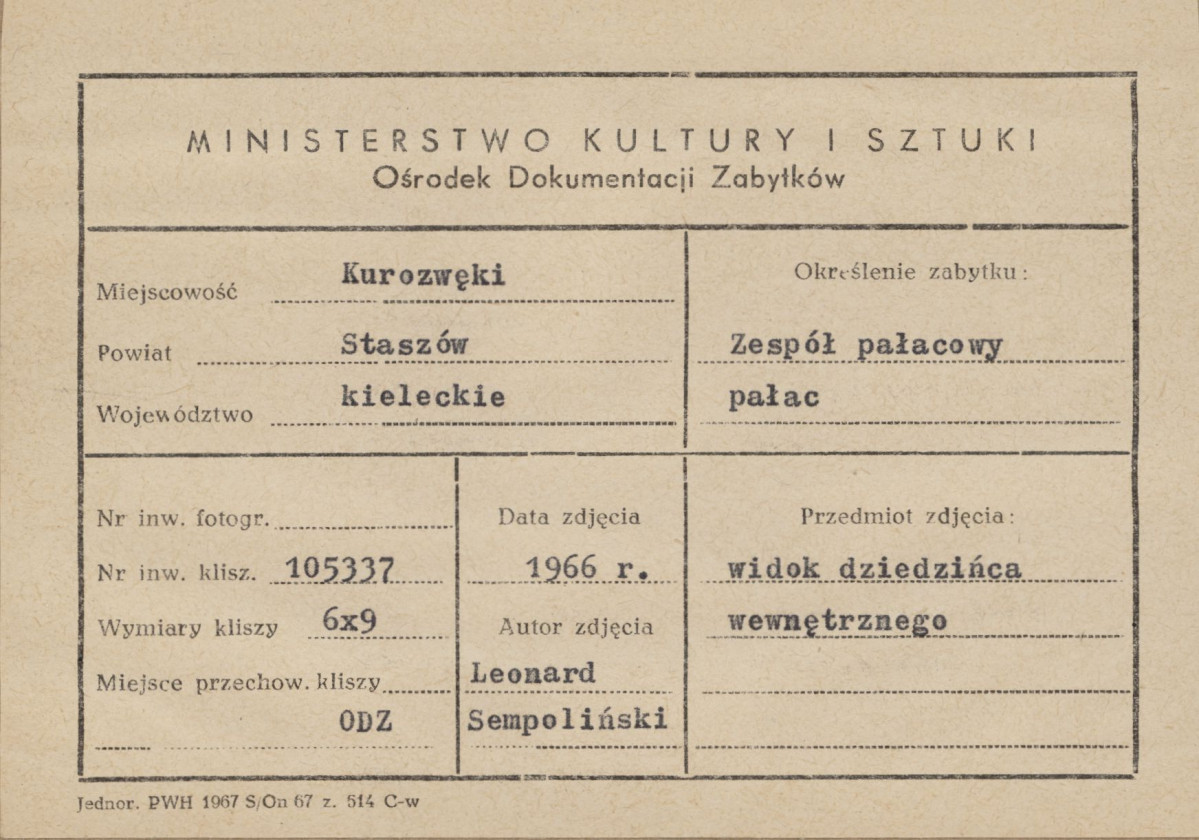 Zespół pałacowy - pałac, widok na fragment dziedzińca wewnętrznego i krużganków - metryczka, skan 1