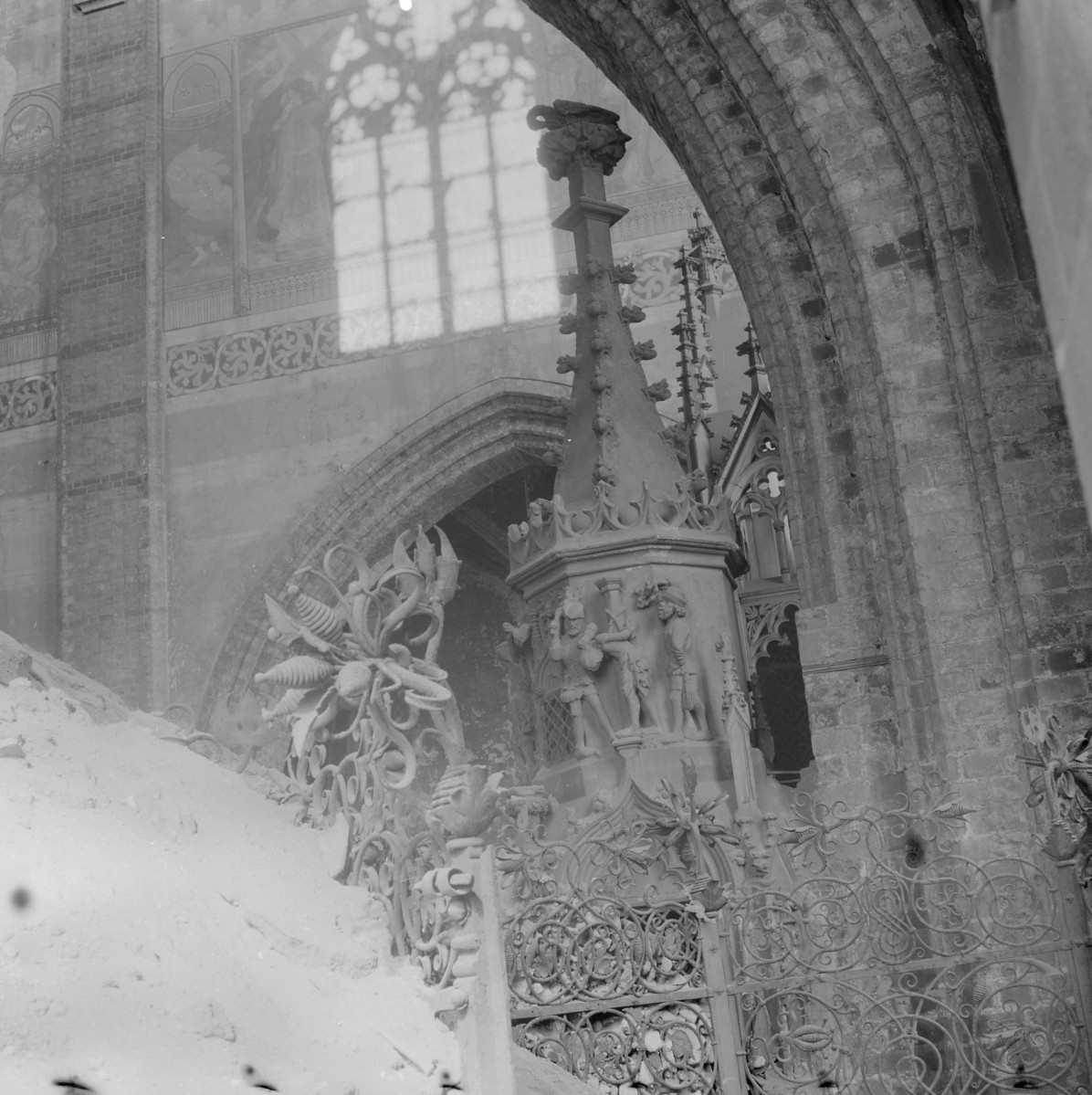 Katedra św. Marii Magdaleny - wnętrze. Nawa główna i sakrementarium. Zwieńczenie., skan 1