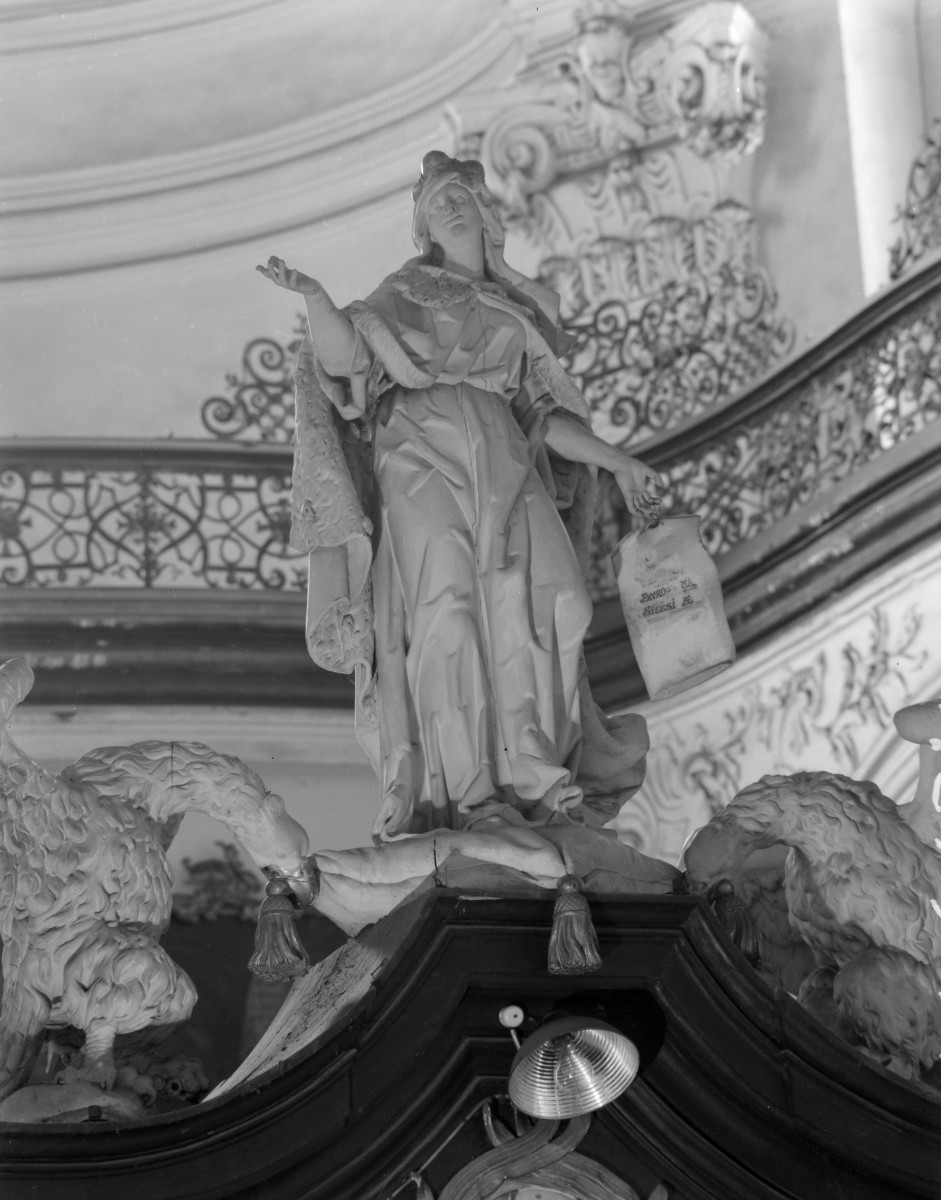 kościół, ob. parafialny pw. Wniebowzięcia Najświętszej Marii Panny - wnętrze: rzeźba ze zwieńczenia stall, skan 1