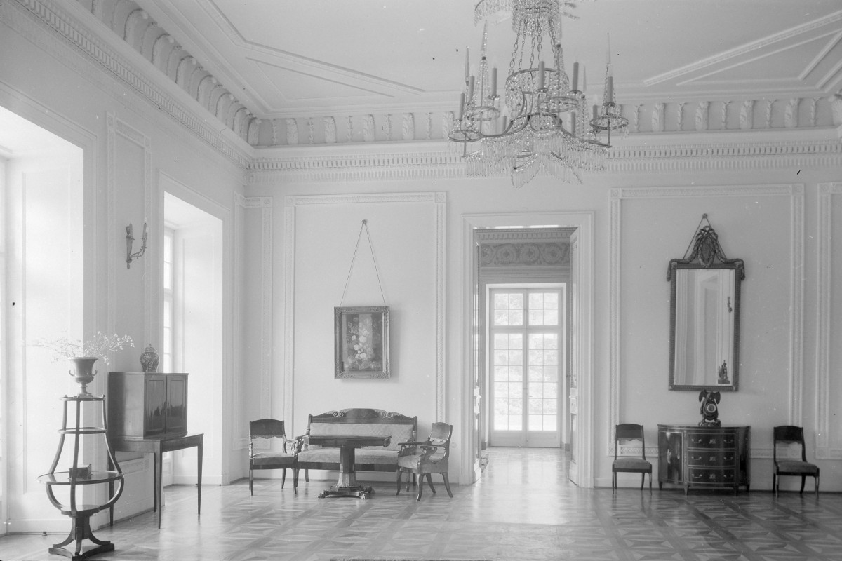 Pałac - wnętrze: Sala Kominkowa zwana pierwotnie Pokojem Towarzyskim. Ściany z białego marmuru. Meble. Dekor., skan 1