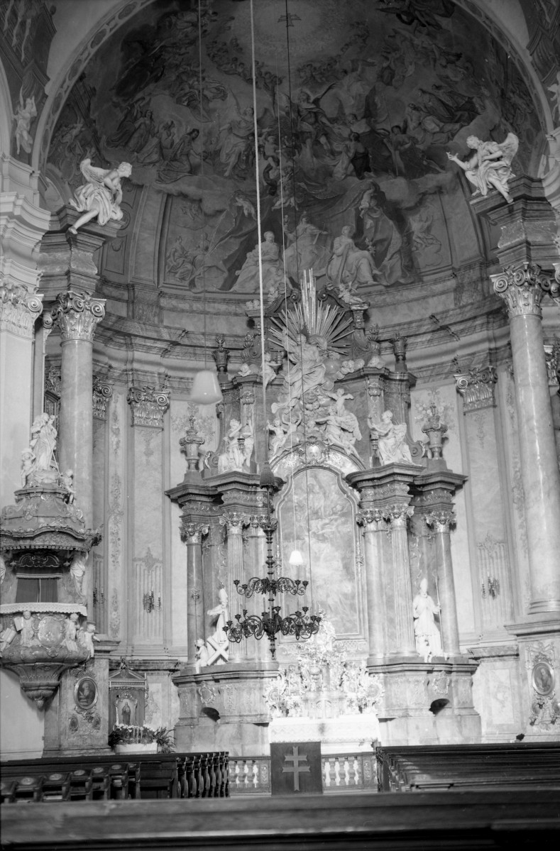 kościół, ob. seminaryjny pw. św.św. Piotra i Pawła - wnętrze: ołtarz główny, skan 1