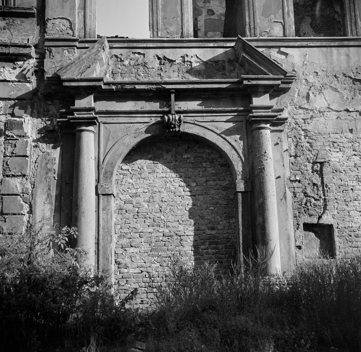 pałac biskupów - elewacja, zamurowany portal, skan 1