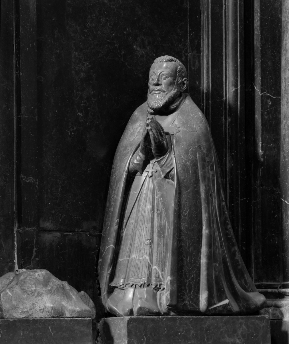 kościół pw. Wniebowzięcia Najświętszej Maryi Panny i św. Zygmunta - wnętrze - nawa boczna północna - Nagrobek biskupa Jakuba Cieleckiego - fragment /rzeźba zmarłego/, skan 1