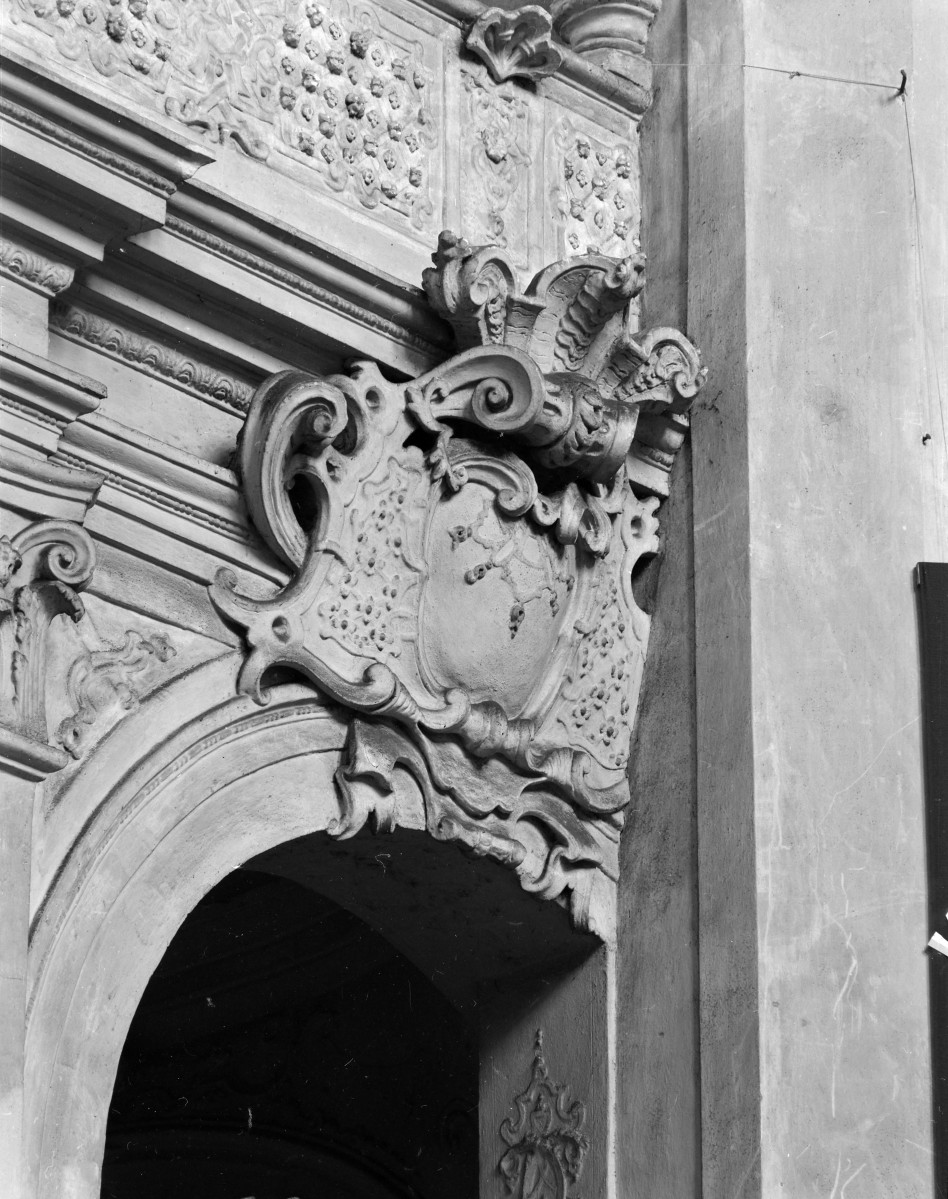 kościół klasztorny augustianów eremitów, ob. parafialny pw. św.św. Wacława, Doroty i Stanisława - wnętrze: kaplica we wschodnim zakończeniu nawy bocznej - fragment, skan 1