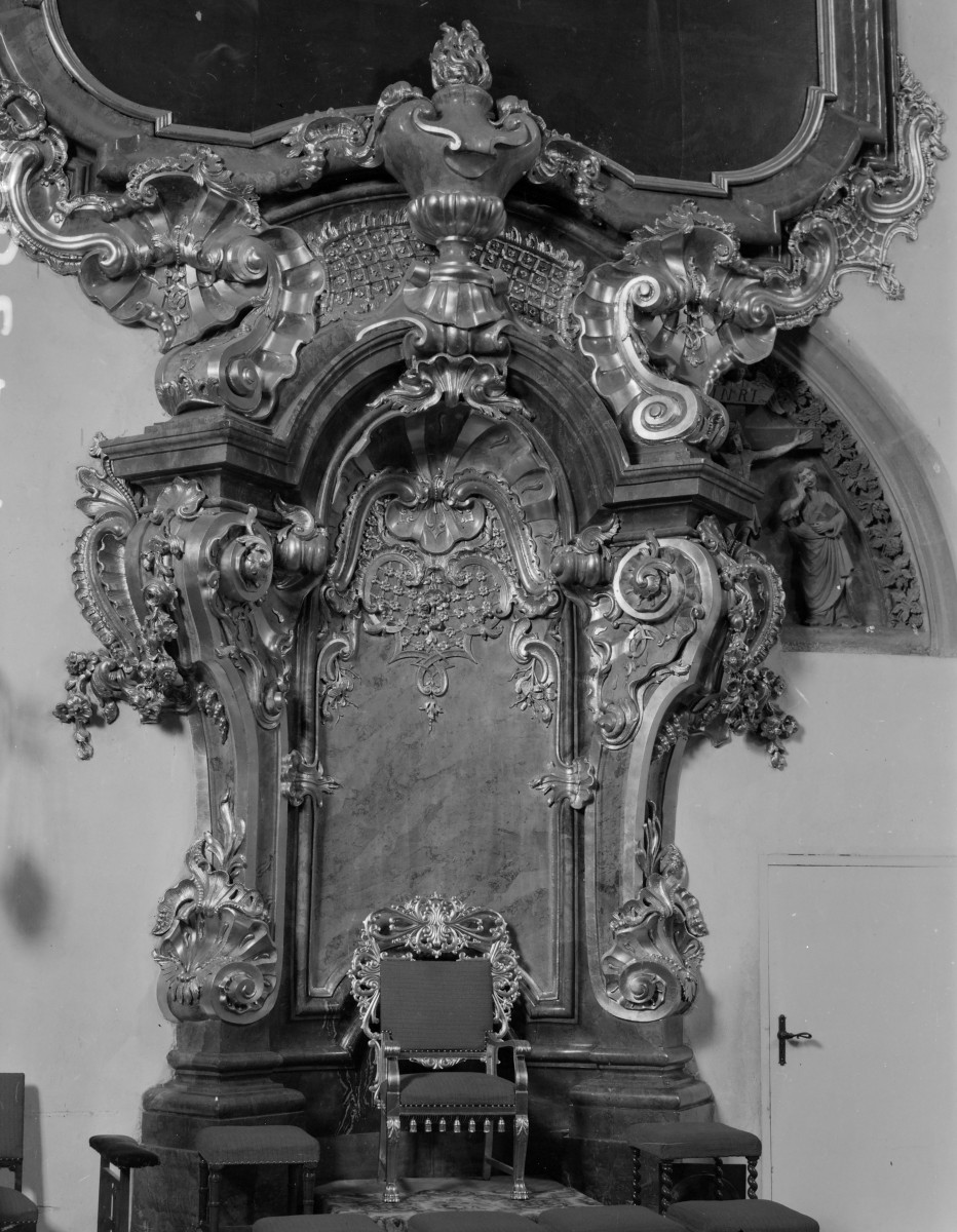 sanktuarium św. Jadwigi Śląskiej - kościół: dekoracja snycerska w prezbiterium z fotelem, skan 1