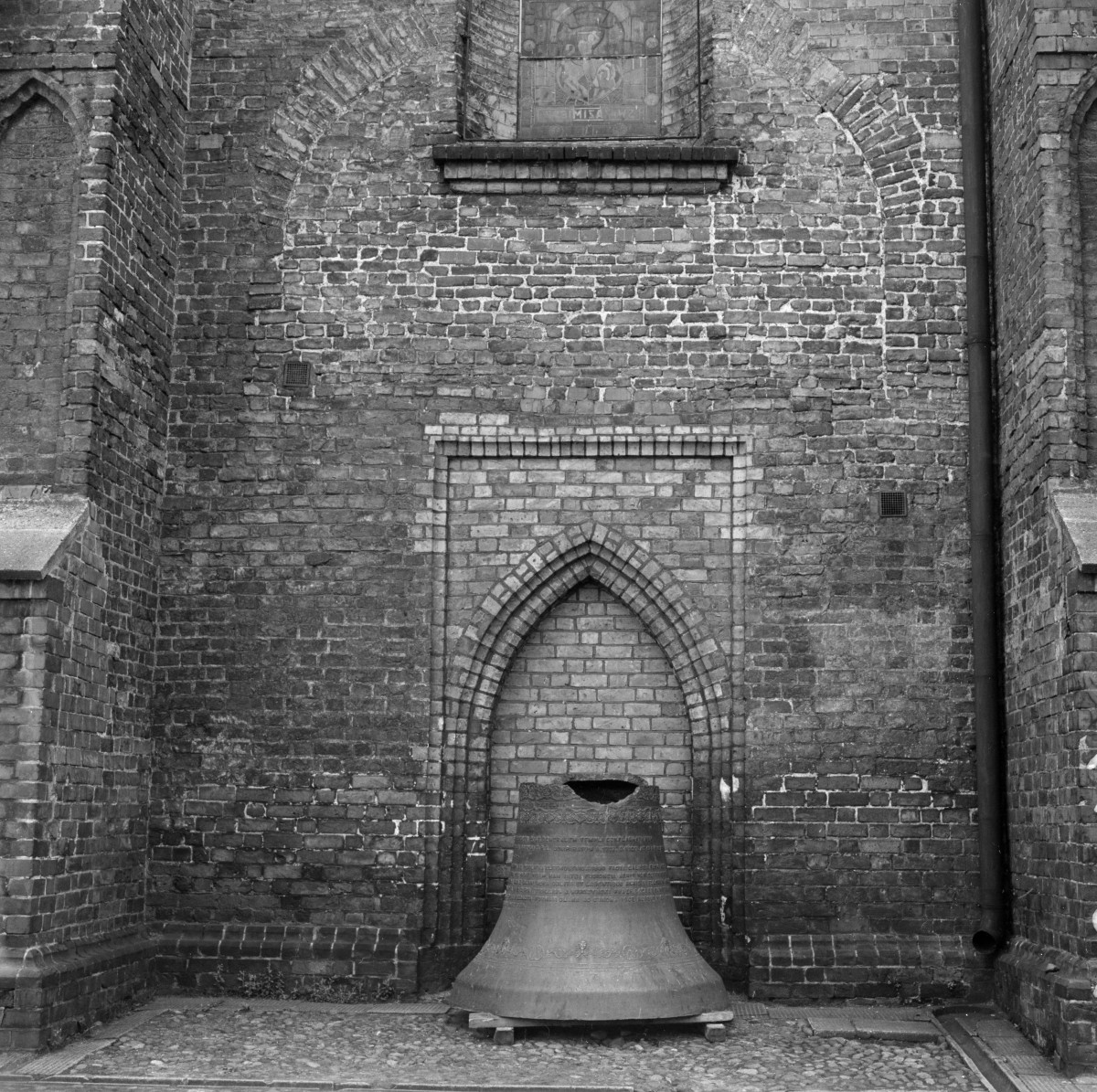 katedra św. Mikołaja Biskupa - zamurowany portal w elewacji nawy pn. dzwon, skan 1