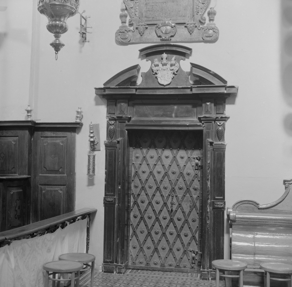 kościół popijarski - wnętrze, portal do zakrystii, skan 1
