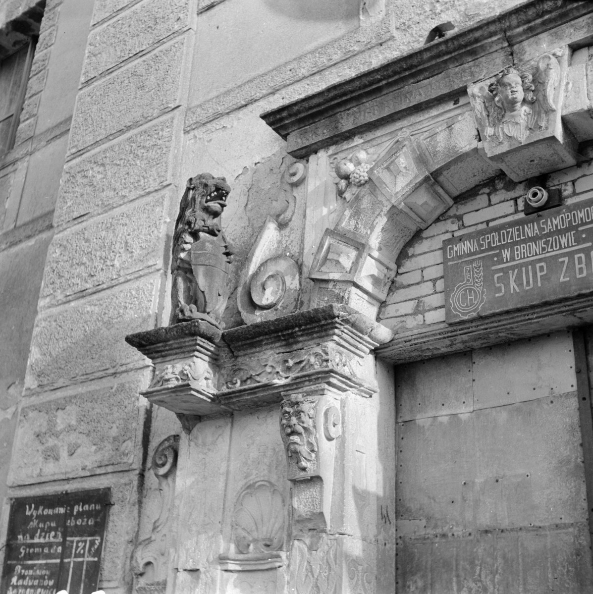 pałac renesansowy - portal z dekoracją, skan 1