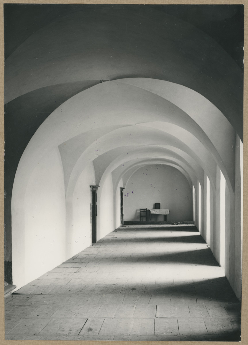 Zespół klasztorny - widok na fragment krużganku klasztoru, skan 1