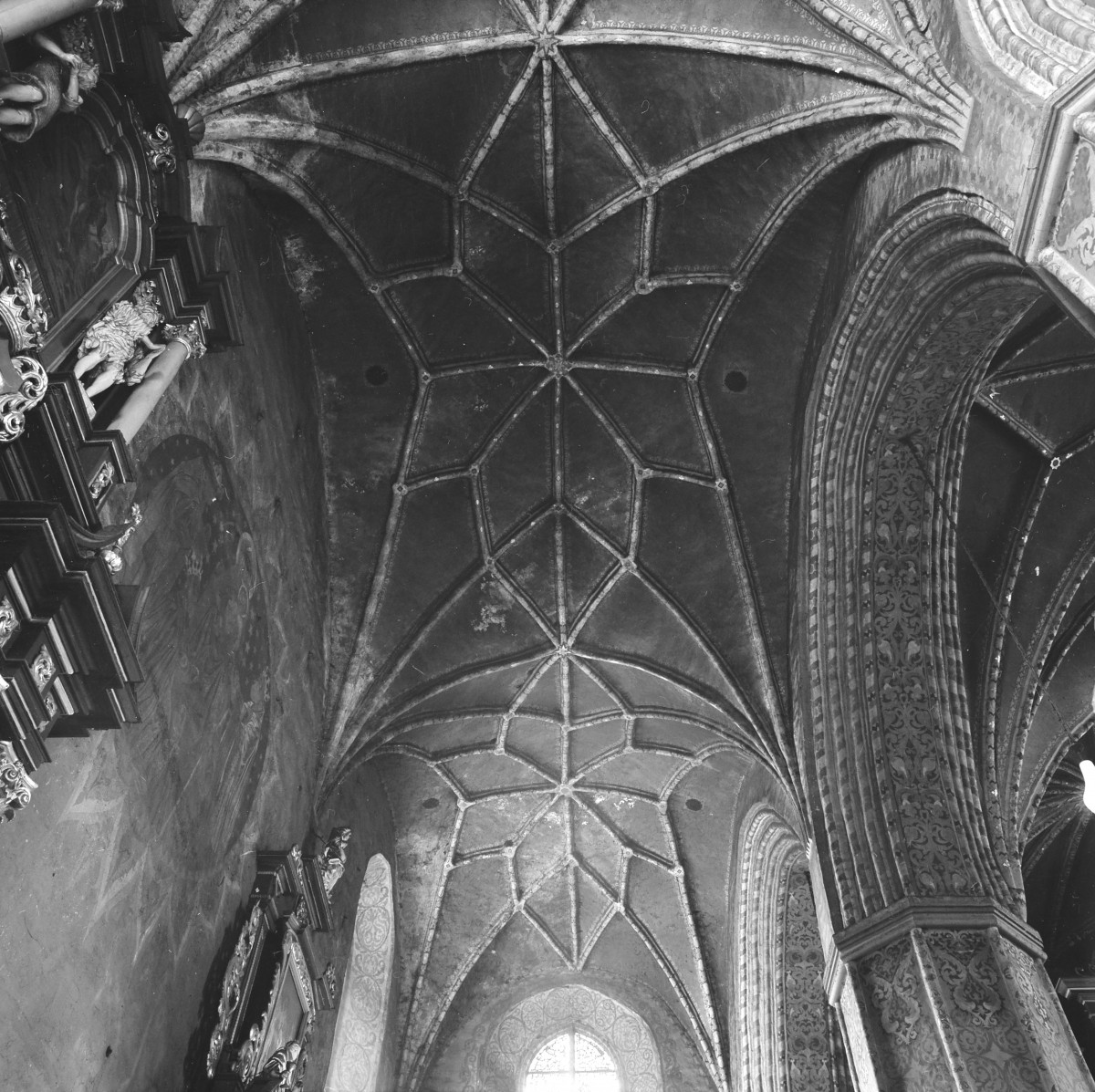 Katedra św. Marcina i Mikołaja - wnętrze: sklepienie gwiaździste nawy południowej., skan 1