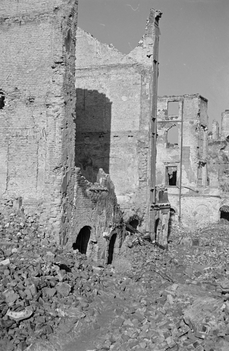 Zniszczona kamienica "Pod Okrętem". Widoczny relief okrętu na portalem., skan 1