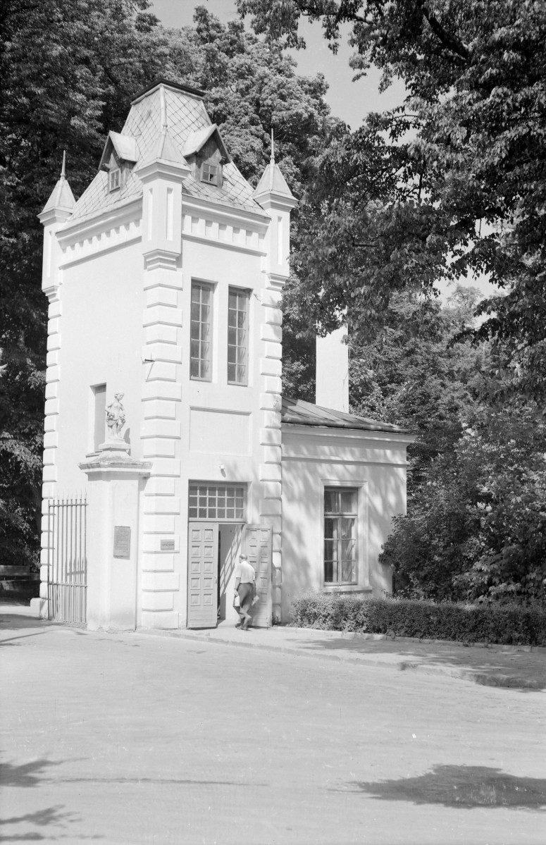 zespół pałacowo - zdrojowy - brama główna parku /wschodnia/ - domek dozorcy oraz wieża, skan 1