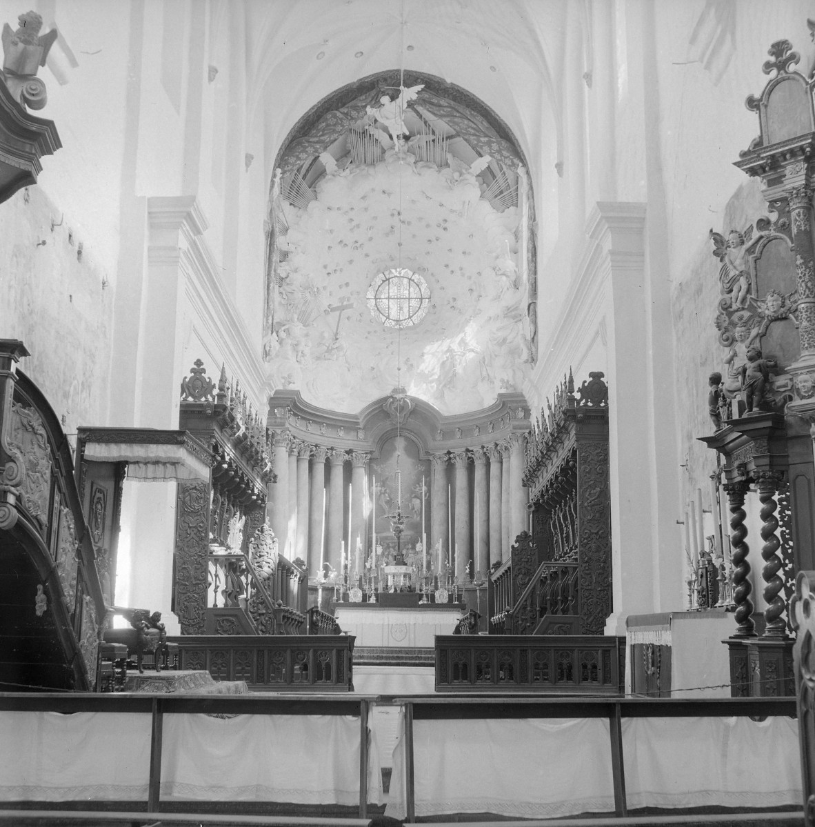 Archikatedra Oliwska - wnetrze: prezbiterium, ołtarz główny z niebiańską kompozycją barokową., skan 1
