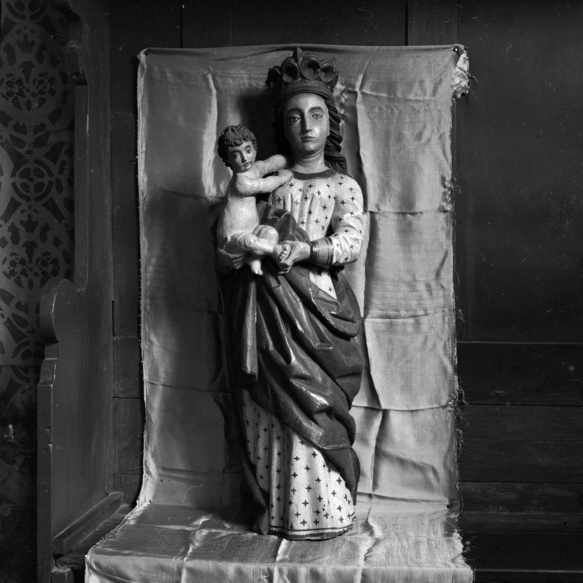 kościół filialny pw. św. Jakuba - wnętrze: Madonna - rzeźba - XVI w., skan 1