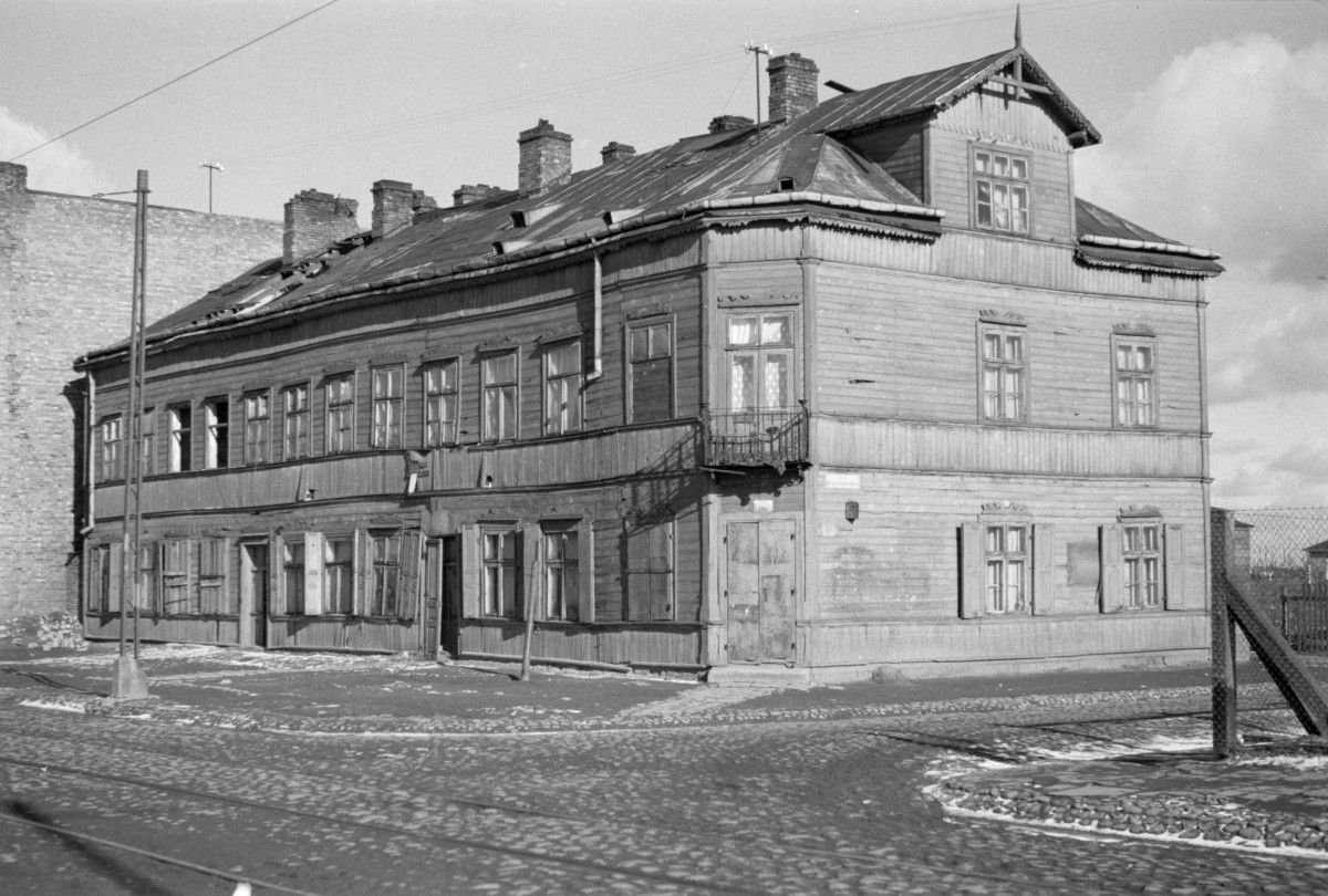 Zabudowa miejska. Dom drewniany. Widok od strony ulicy. Oszalowany. , skan 1