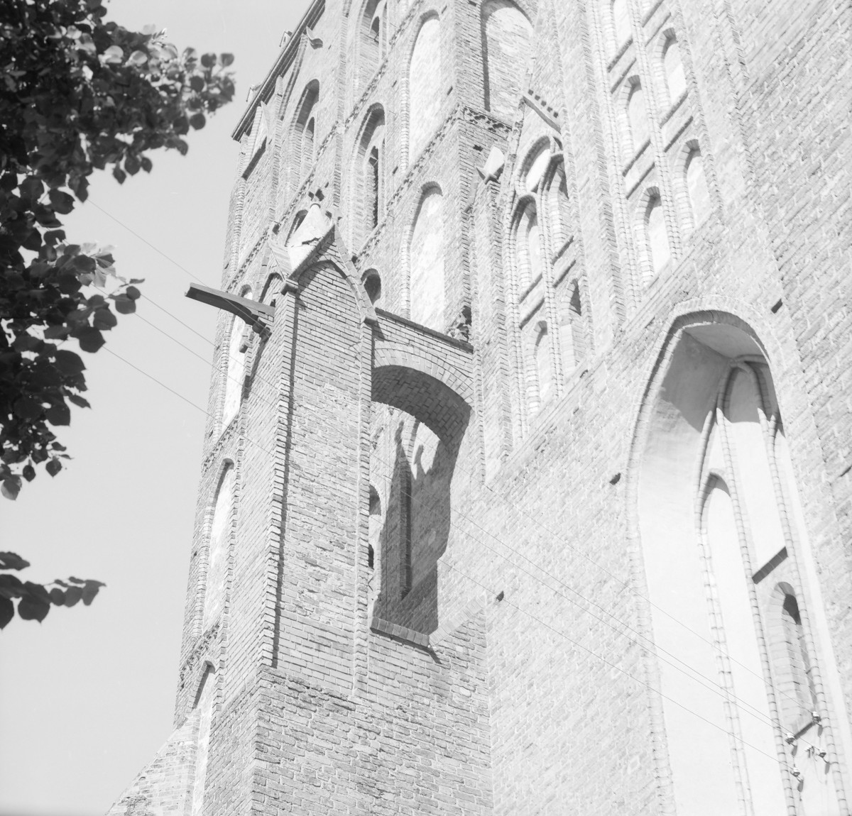 Kościół Wniebowzięcia Najświętszej Maryi Panny - fasada i szczyt zach. Wnęki i sterczyny., skan 1