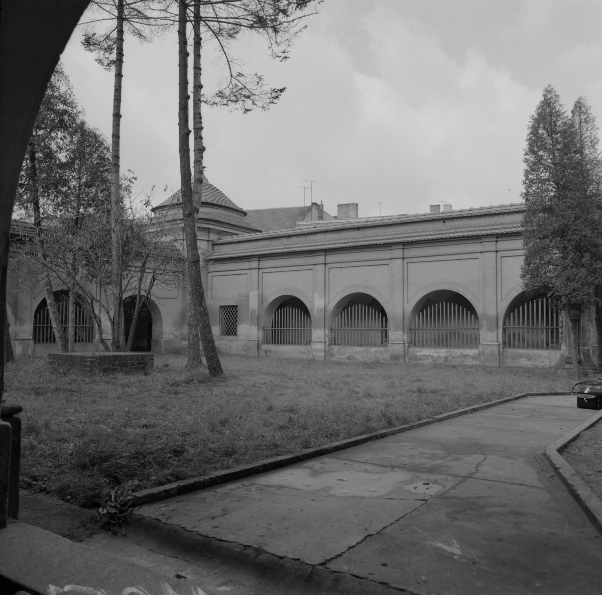 kościół św. Józefa - dziedziniec, krużganki, skan 1