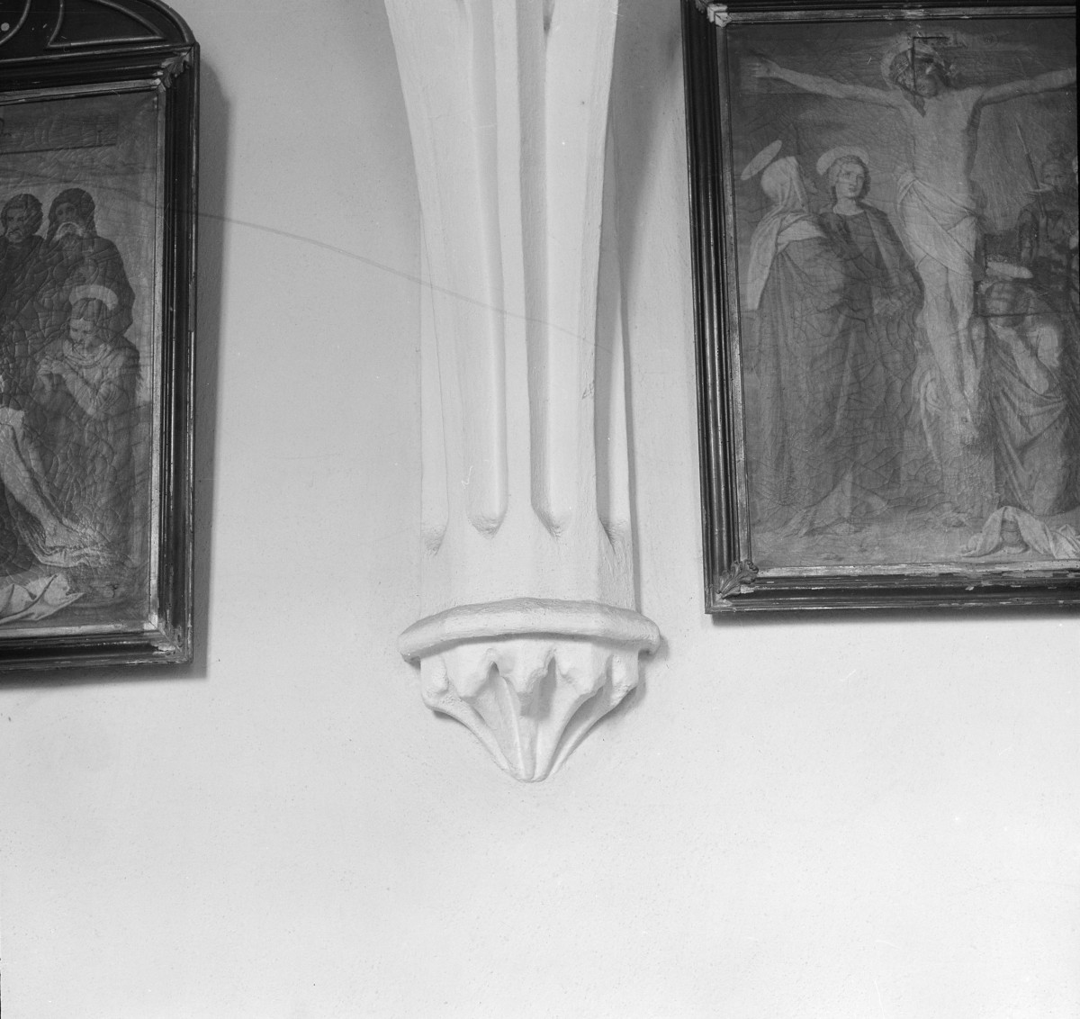 Kościół św. Wojciecha - wnętrze. Służka w nawie płn., skan 1